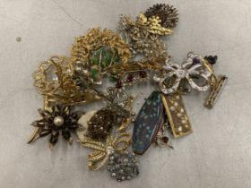 A MIXED LOT OF COSTUME JEWELLERY BROOCHES