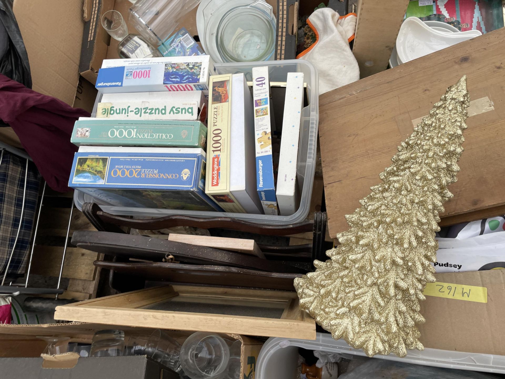 AN ASSORTMENT OF HOUSEHOLD CLEARANCE ITEMS - Image 3 of 6