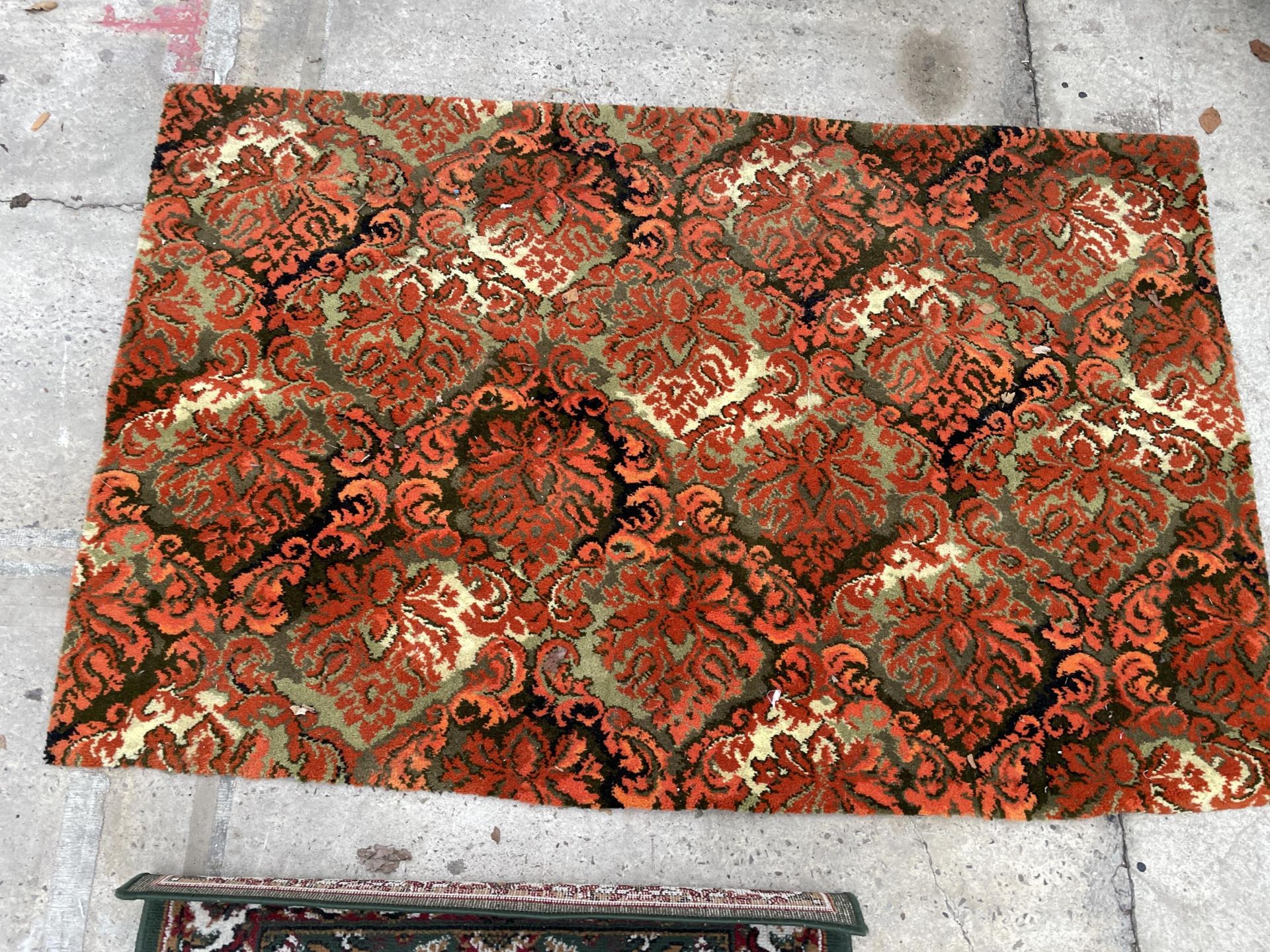 A GREEN PATTERNED RUG AND AN ORANGE PATTERNED RUG - Image 3 of 3