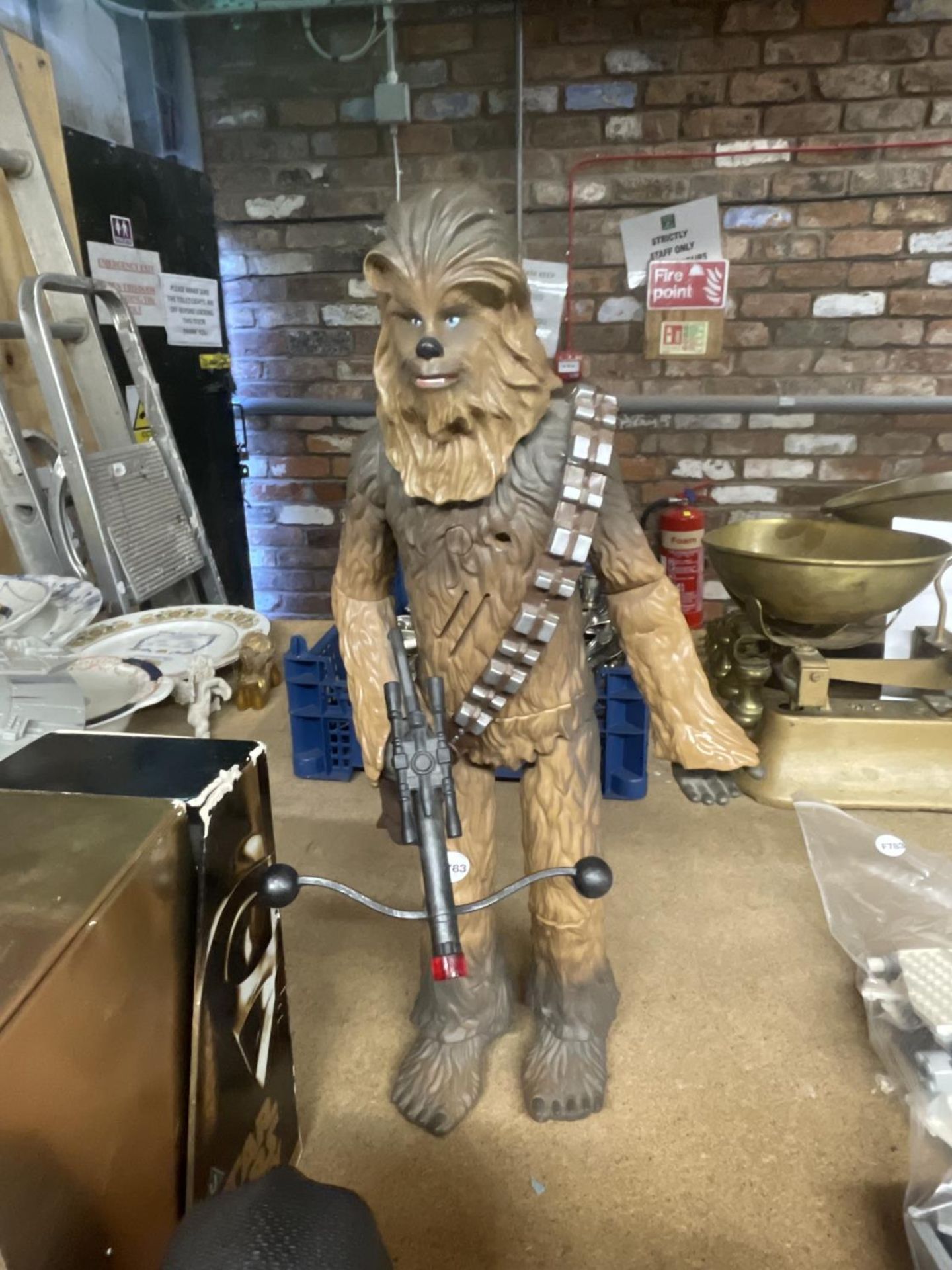 A COLELCTION OF STAR WARS ITEMS TO INCLUDE A CHEWBACCA MODEL, R2D2 MODEL TO PLUG IN TO A COMPUTER, A - Image 4 of 4