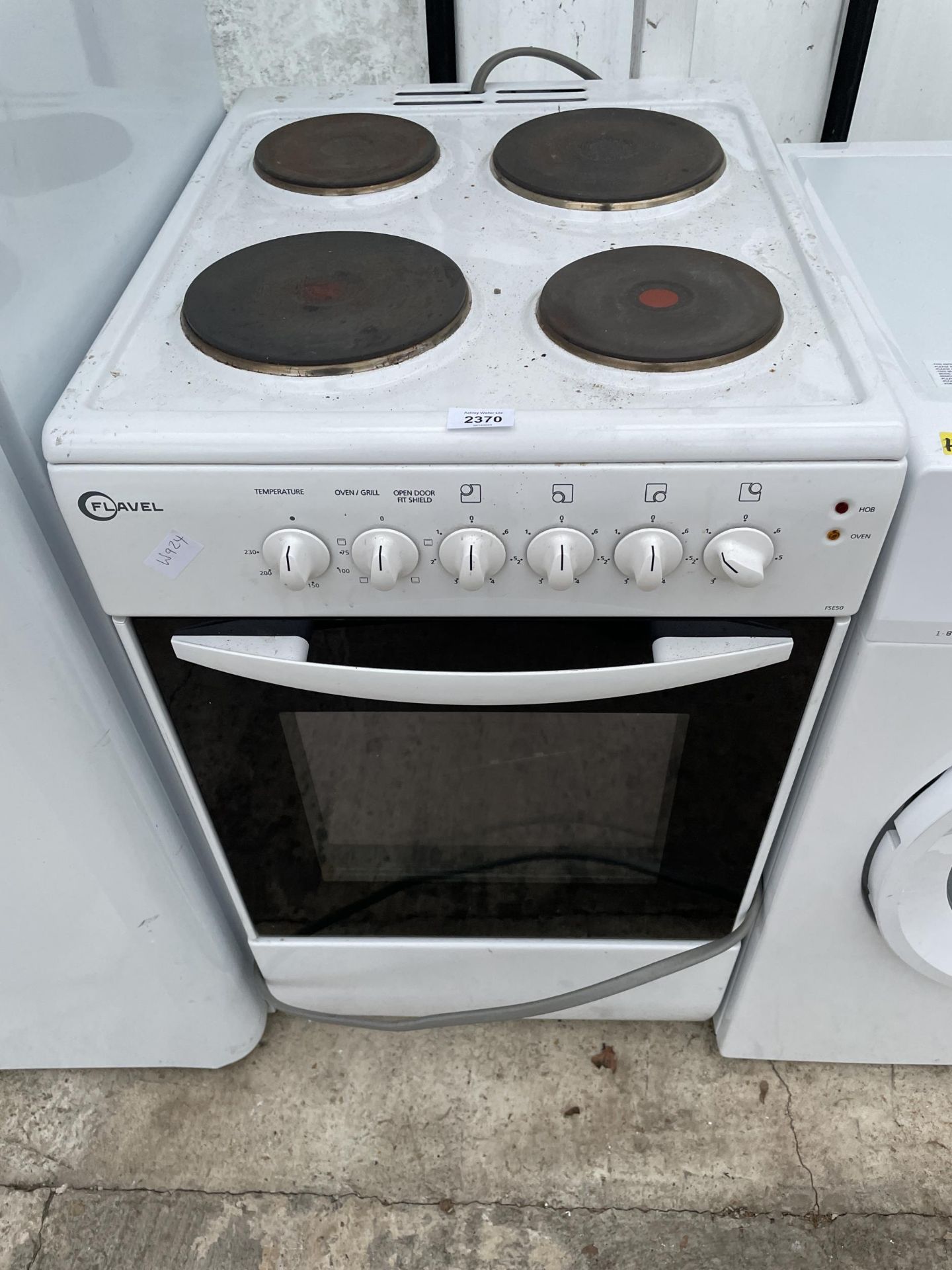 A WHITE FLAVEL FREESTANDING ELECTRIC OVEN AND HOB