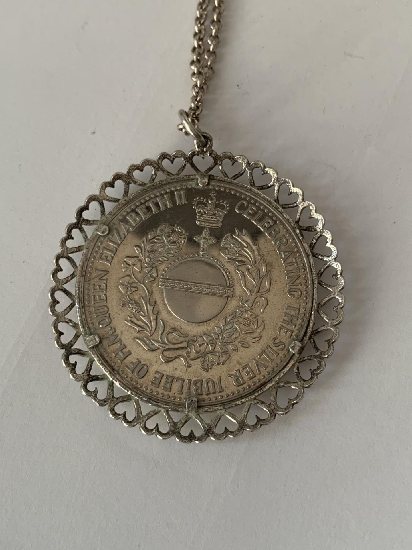 A SILVER JUBILEE COIN NECKLACE - Image 3 of 3