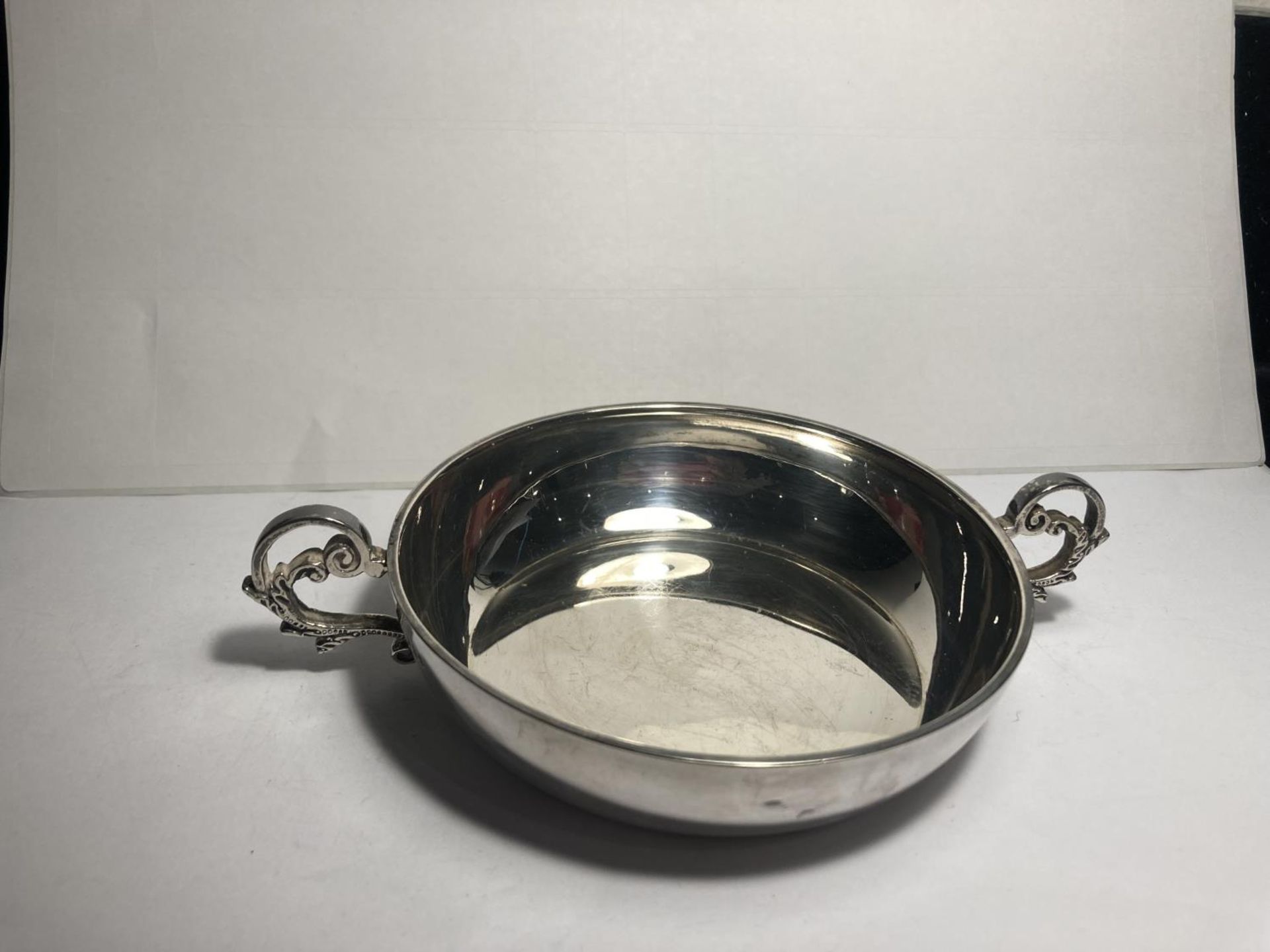 A HALLMARKED SHEFFIELD SILVER TWIN HANDLED DISH GROSS WEIGHT 104.5 GRAMS