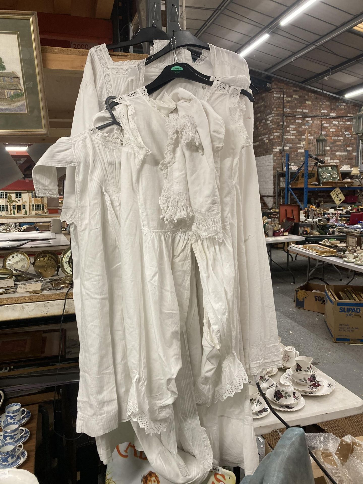 A COLLECTION OF EDWARDIAN COTTON CLOTHING TO INCLUDE UNDER GARMENTS, NIGHT WEAR, ETC