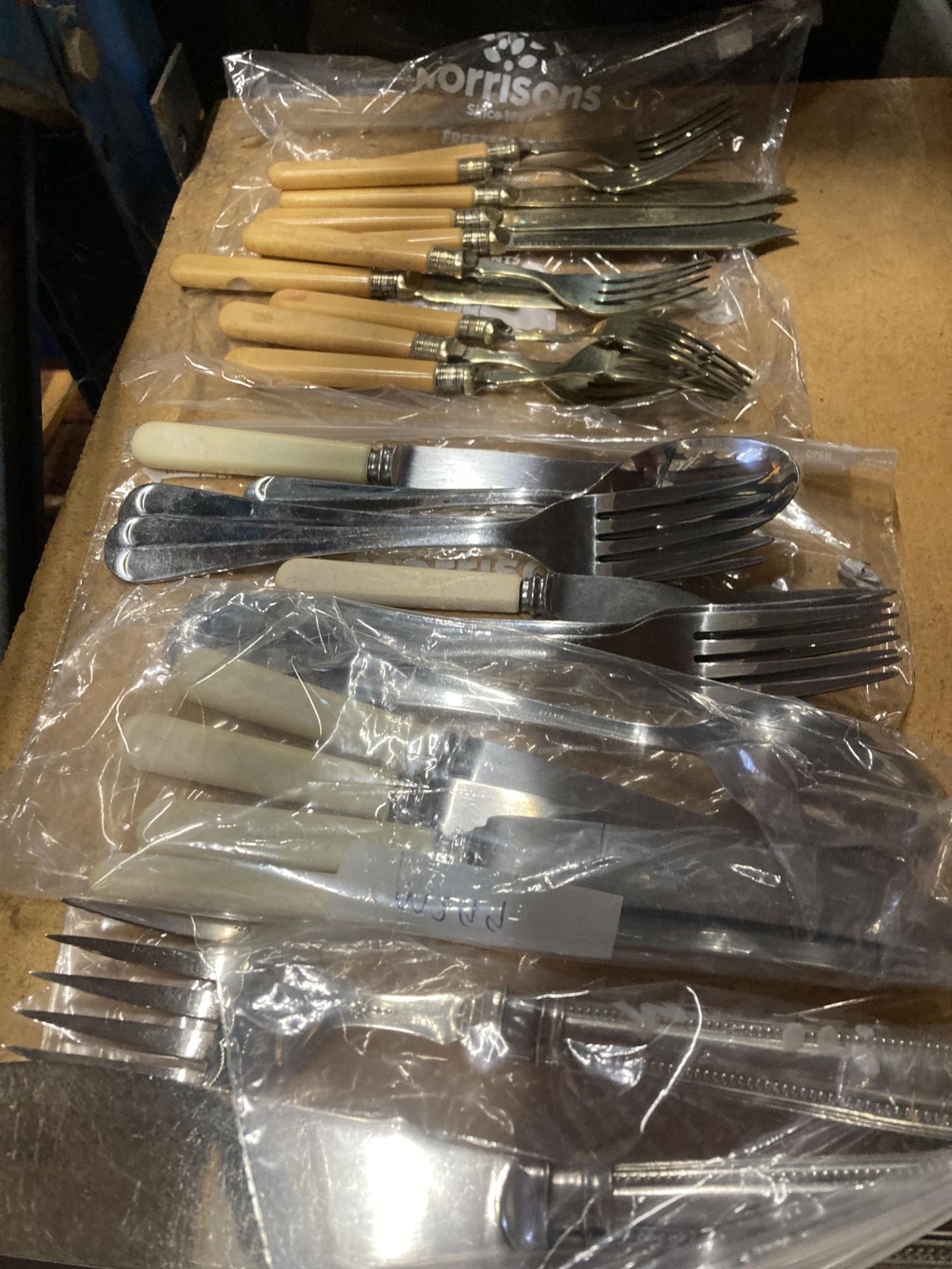 A LARGE COLLECTION OF SILVER PLATED FLATWARE - Image 4 of 4