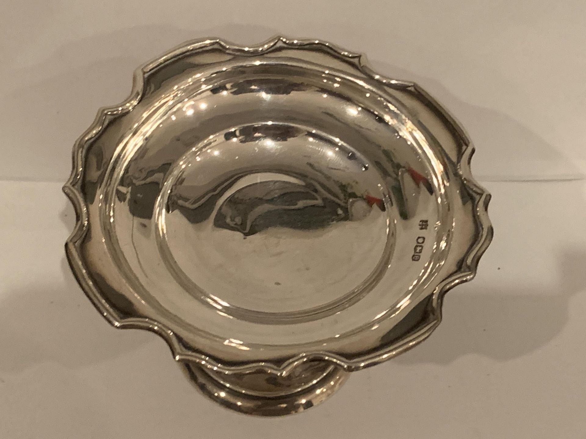 A HALLMARKED SHEFFIELD SILVER PEDESTAL DISH GROSS WEIGHT 52 GRAMS - Image 2 of 4