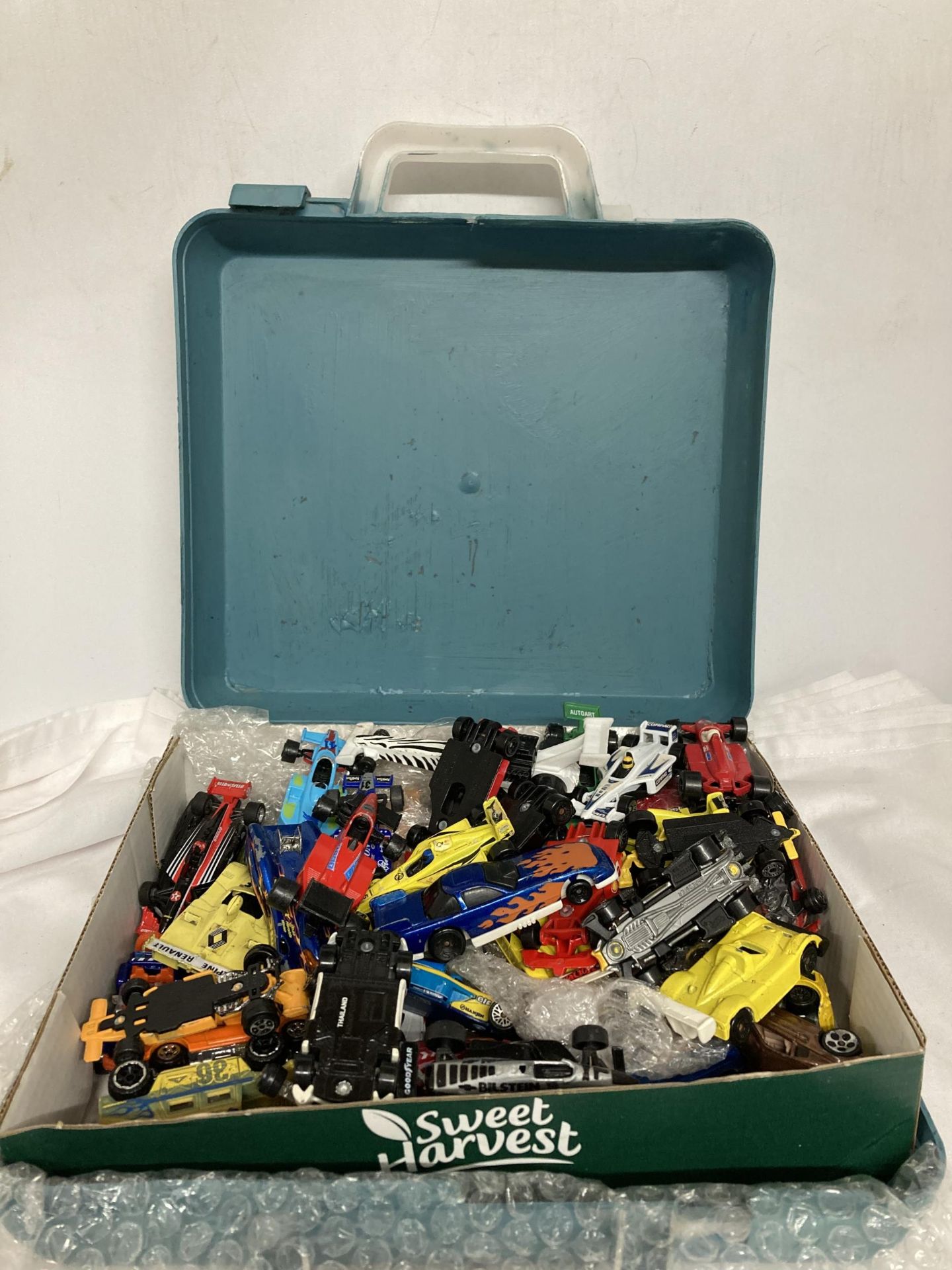 A LARGE QUANTITY OF DIE-CAST CARS TO INCLUDE RACING CARS, ETC