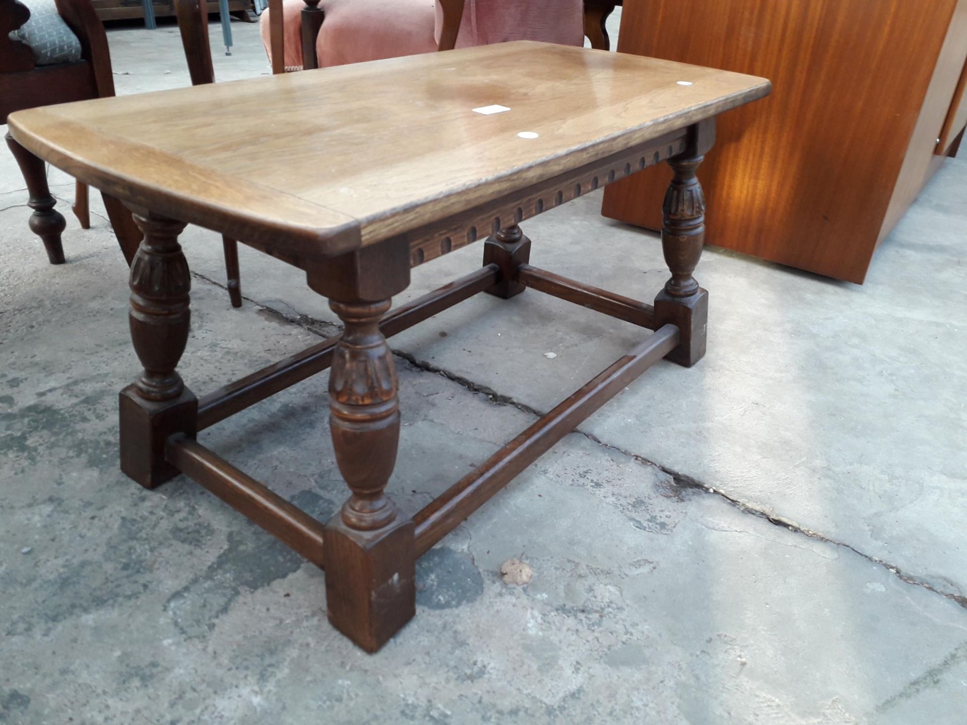 A MID 20TH CENTURY OAK COFFEE TABLE ON BULBOUS LEGS, 34 X 17" - Image 2 of 2