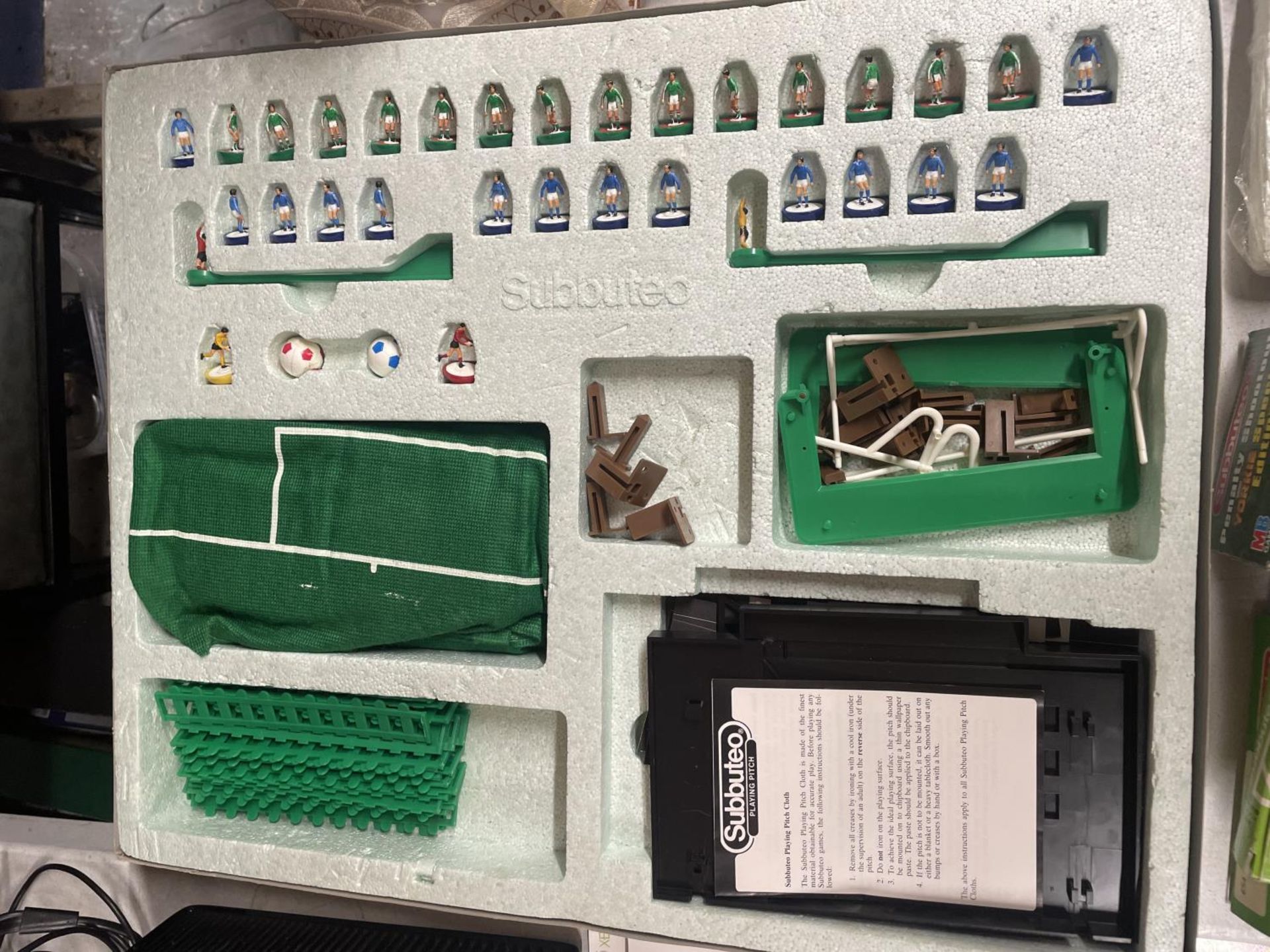 A VINTAGE SUBBUTEO WORLD CUP EDITION FOOTBALL GAME NO. 60240, 4 FOOTBALL TEAMS - 2 MISSING - Bild 4 aus 4