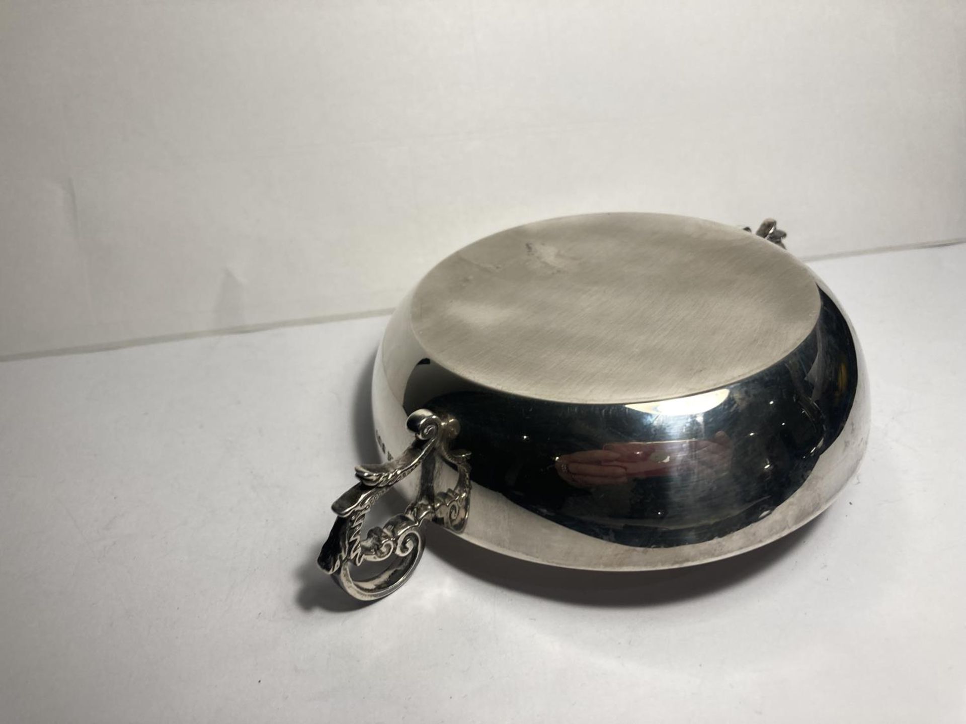 A HALLMARKED SHEFFIELD SILVER TWIN HANDLED DISH GROSS WEIGHT 104.5 GRAMS - Bild 2 aus 3