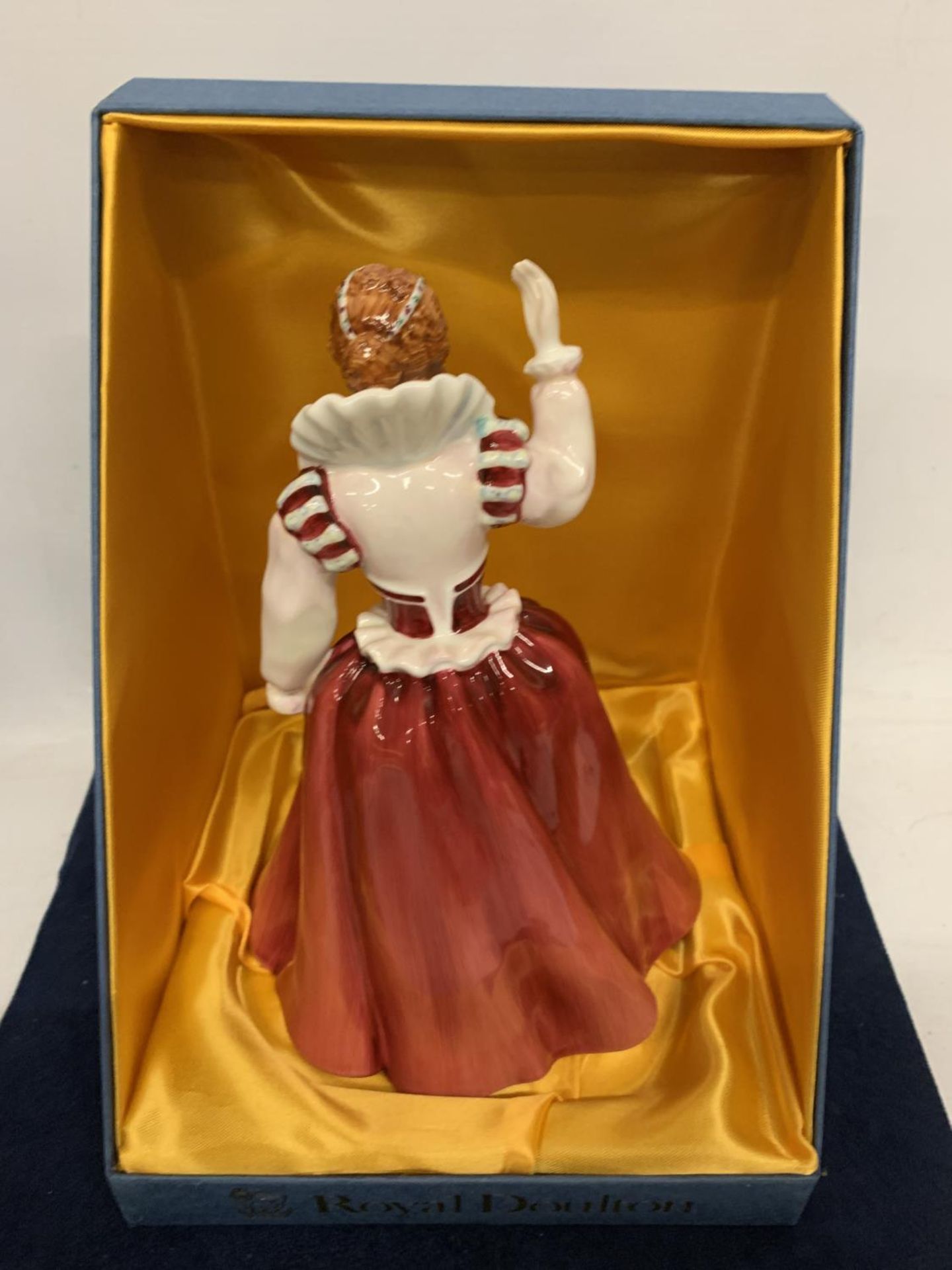 A LIMITED EDITION NO 2176/5000 BOXED ROYAL DOULTON FIGURE QUEENS OF THE REALMS QUEEN ELIZABETH I - Image 2 of 3