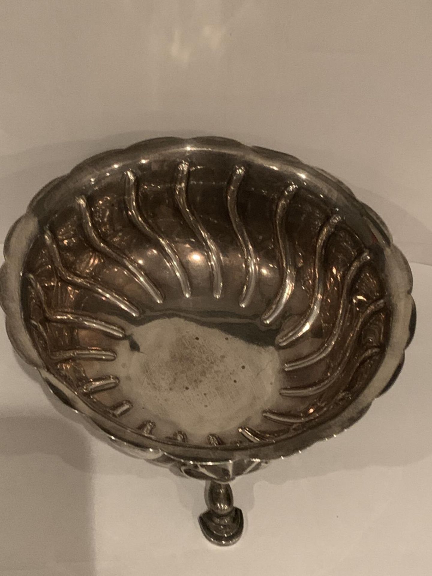 A HALLMARKED LONDON SILVER FOOTED BOWL GROSS WEIGHT 197 GRAMS - Image 2 of 5