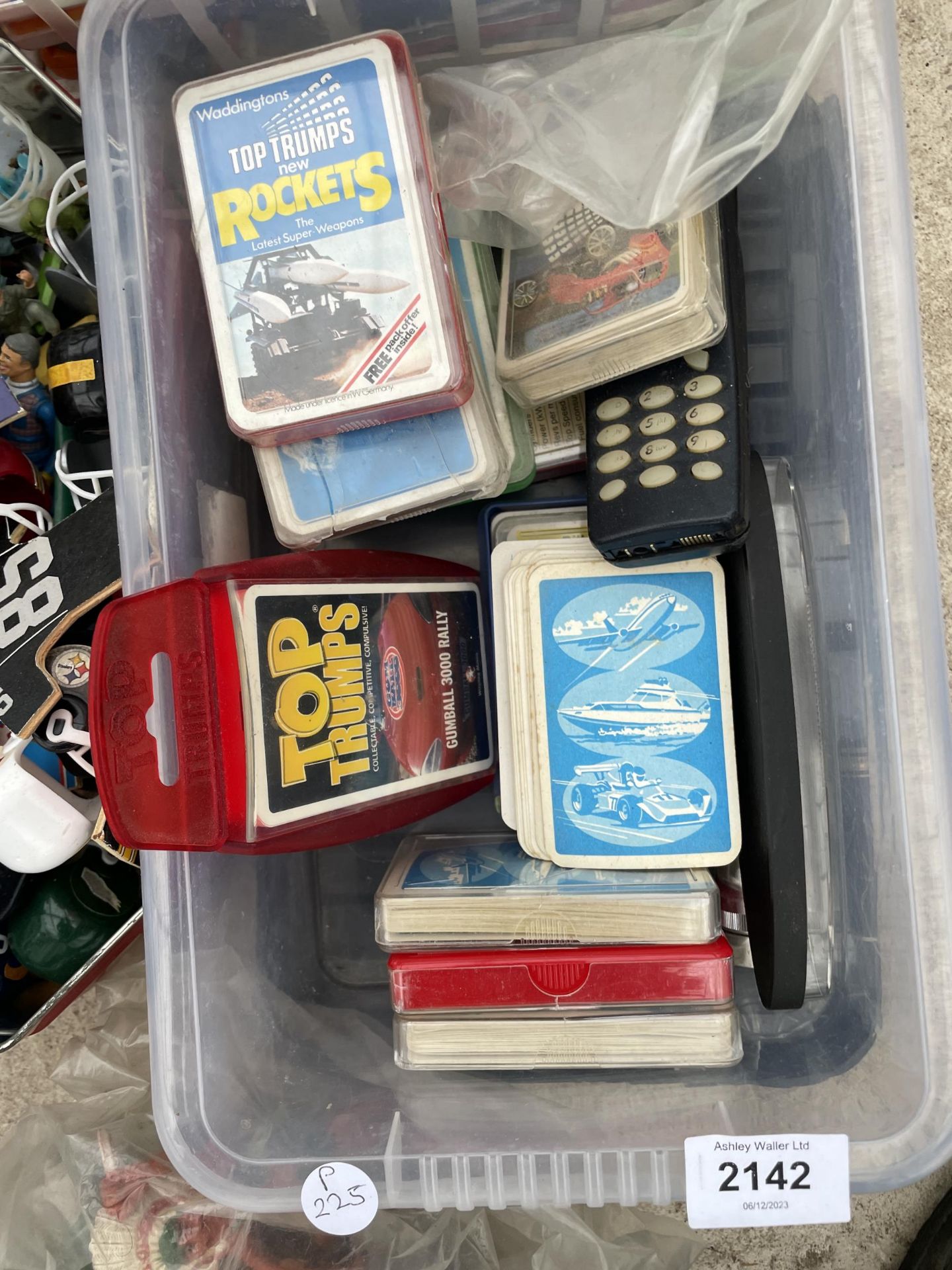 AN ASSORTMENT OF TOYS AND GAMES TO INCLUDE TOP TRUMPS AND ANIMALS ETC - Image 4 of 5