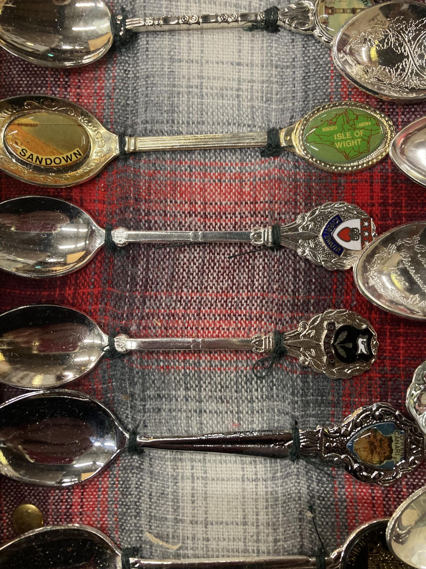 A WOODEN DISPLAY BOX CONTAINING ASSORTED COLLECTABLE SILVER PLATED TEASPOONS - Image 4 of 5