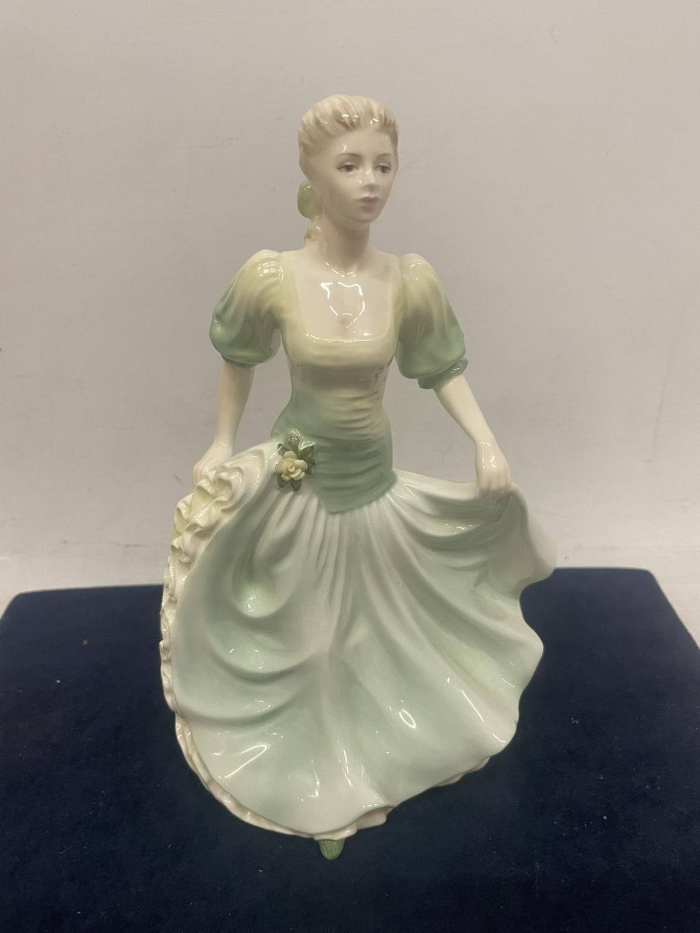 A COALPORT LADIES OF FASHION HONEYMOON FIGURE - Bild 3 aus 3