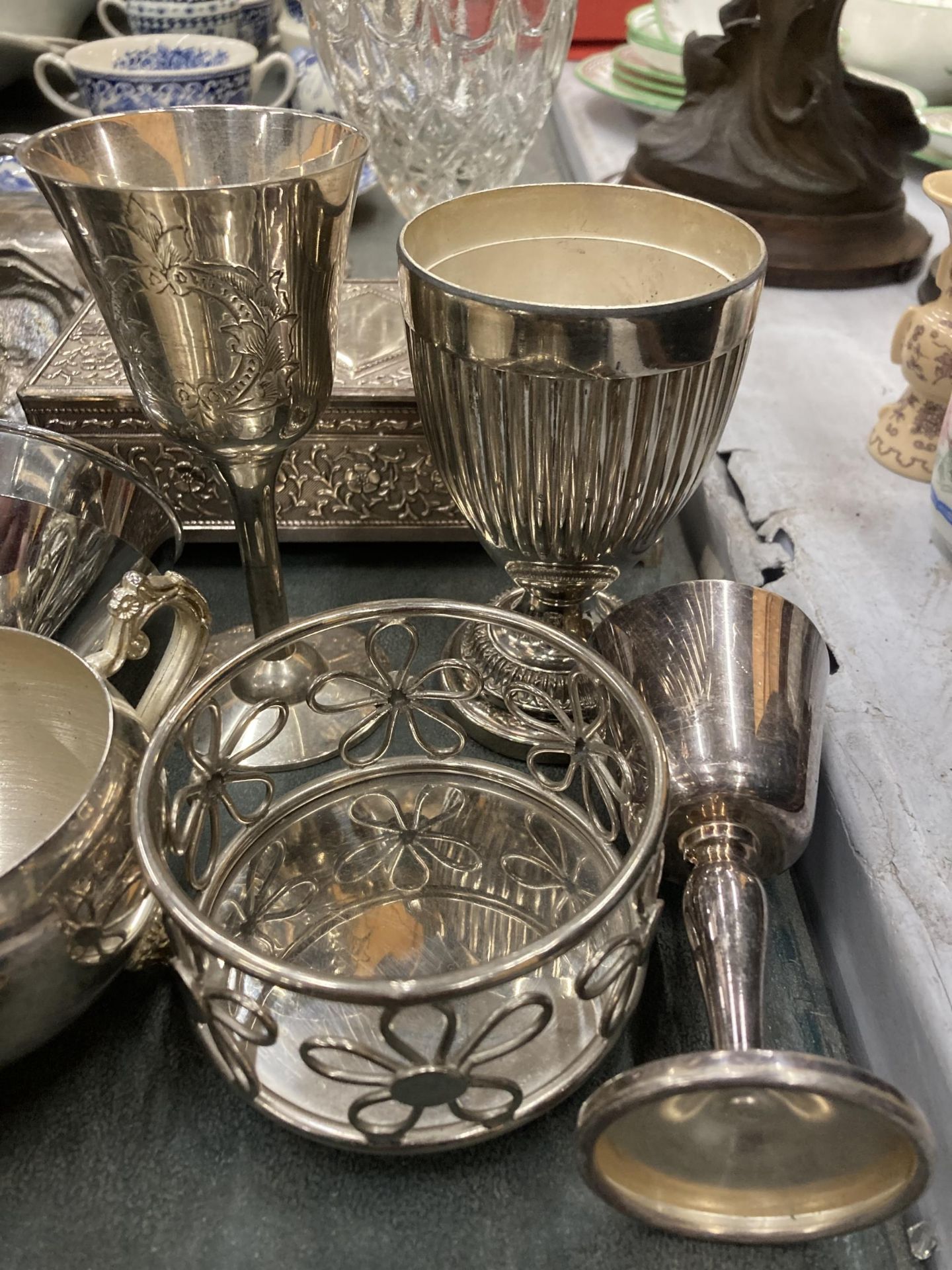 A LARGE MIXED LOT OF SILVER PLATED AND STAINLESS STEEL WARES - Bild 6 aus 6