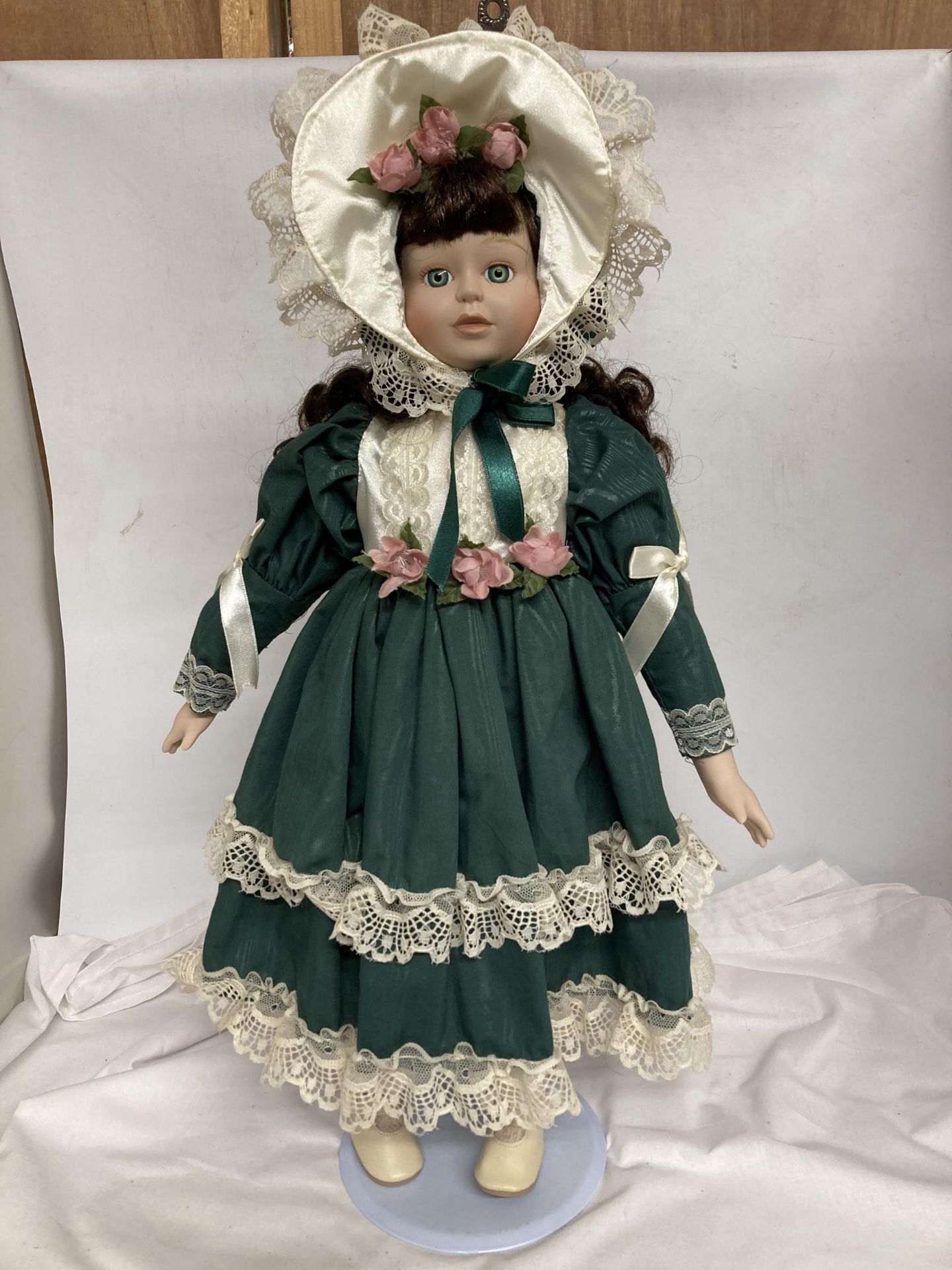 A COLLECTION OF PORCELAIN HEADED DOLLS IN CSTUMES - 4 IN TOTAL - Image 3 of 3