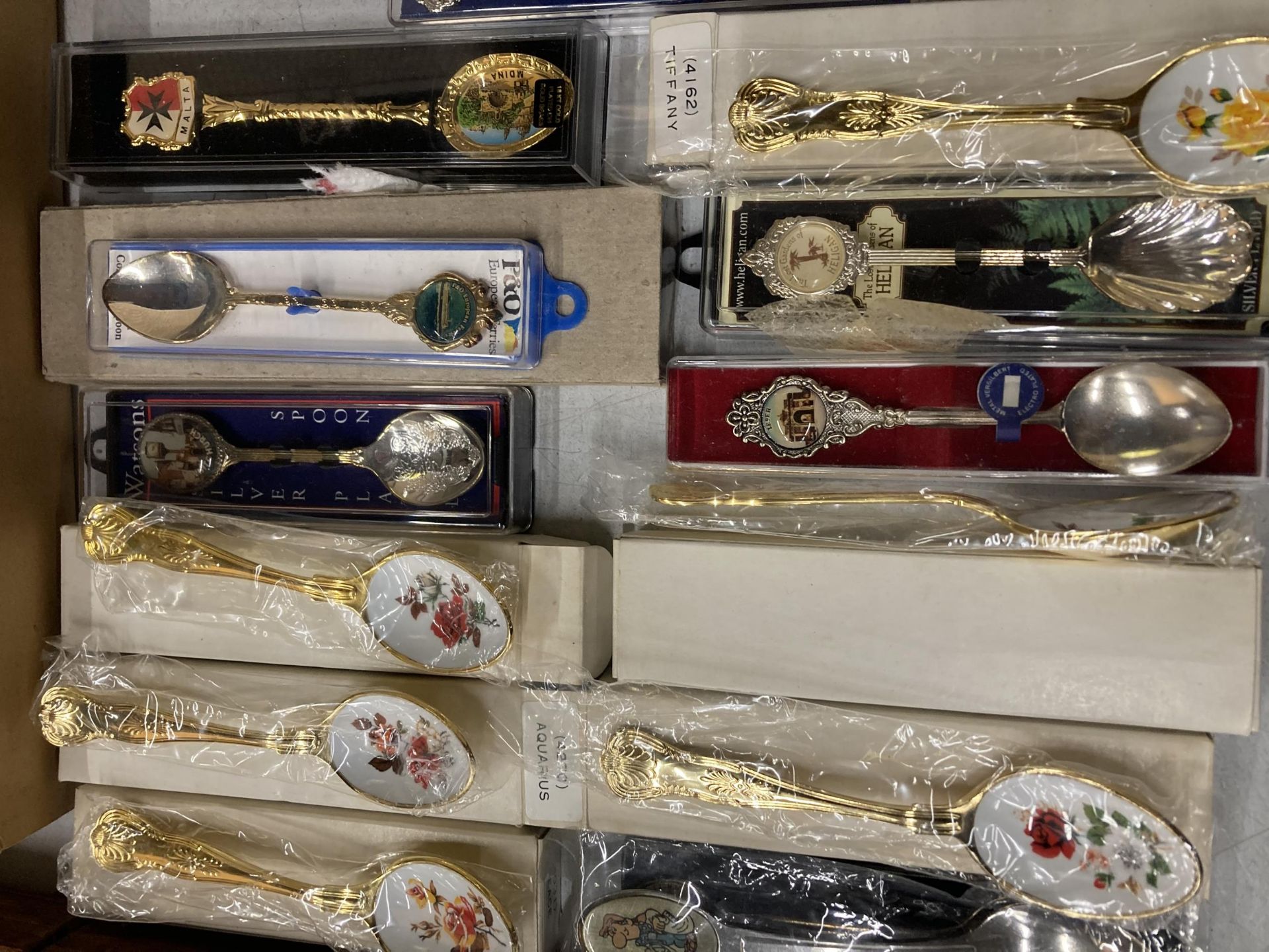A LARGE COLLECTION OF COLLECTABLE SILVER PLATED TEASPOONS, CASED THE ELIZABETHAN COLLECTION EXAMPLES - Image 4 of 4