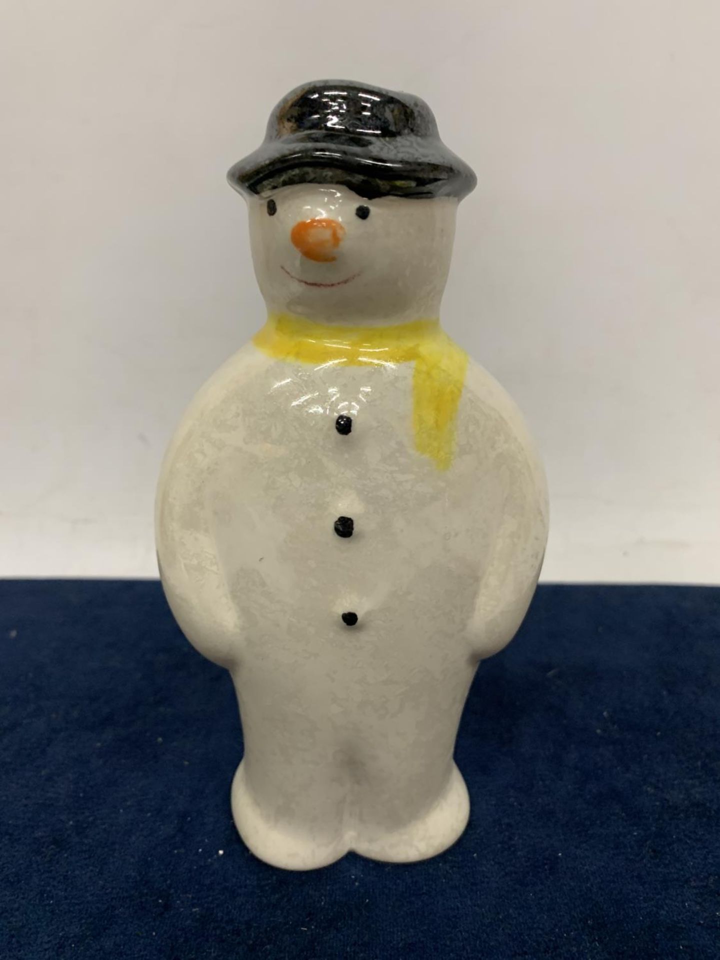 AN ANITA HARRIS HAND PAINTED AND SIGNED IN GOLD LUSTRE SNOWMAN FIGURE