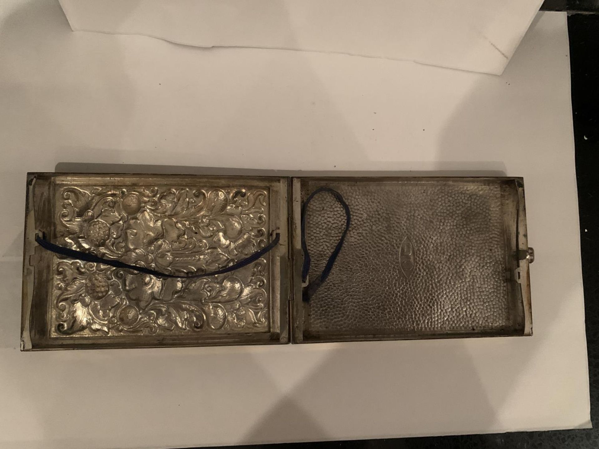 A DECORATIVE MARKED 800 SILVER CIGARETTE CASE - Image 4 of 4