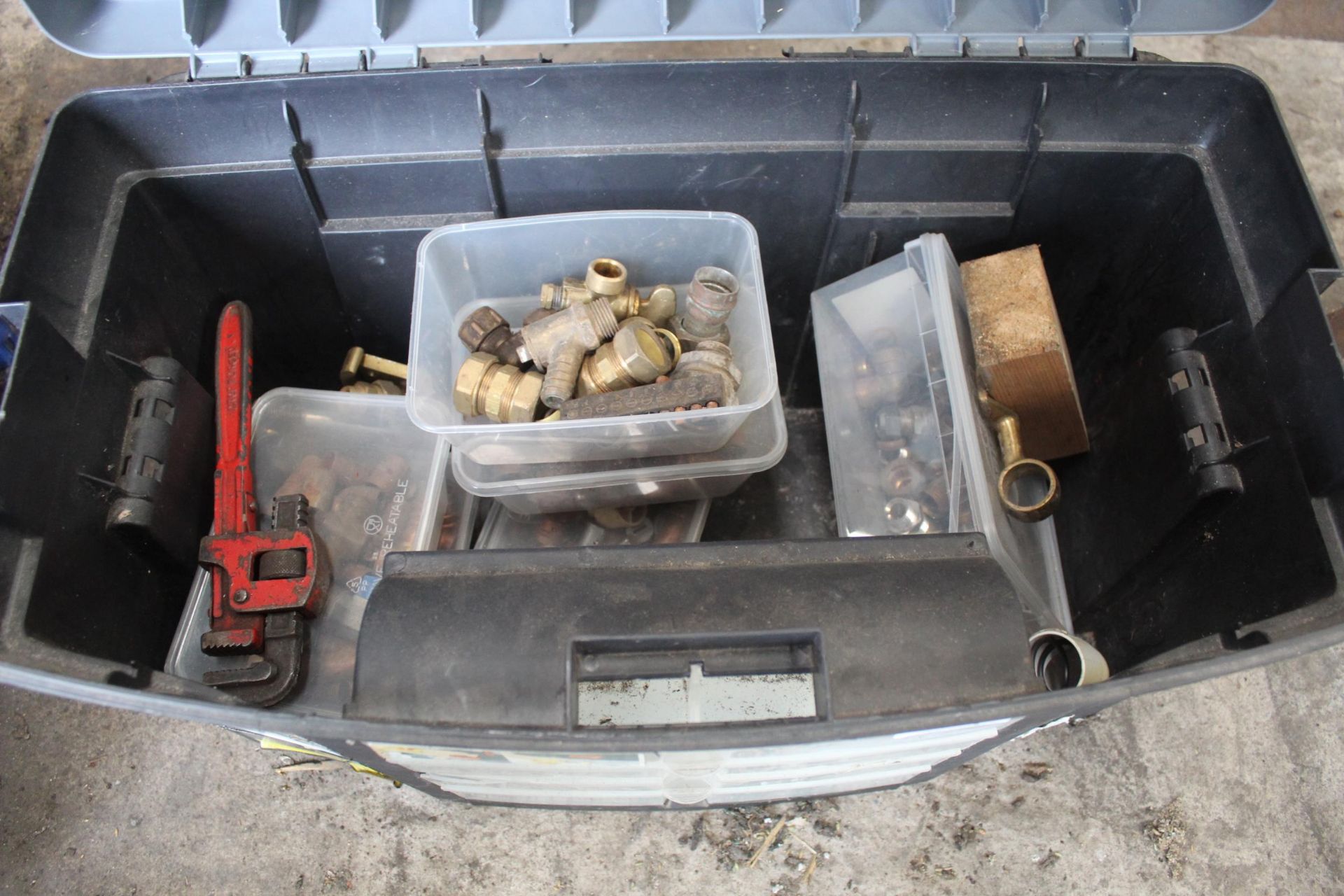 A PLASTIC TOOL BOX WITH AN ASSORTMENT OF BRASS PIPE FITTINGS AND A PAIR OF STILSENS - Image 2 of 2