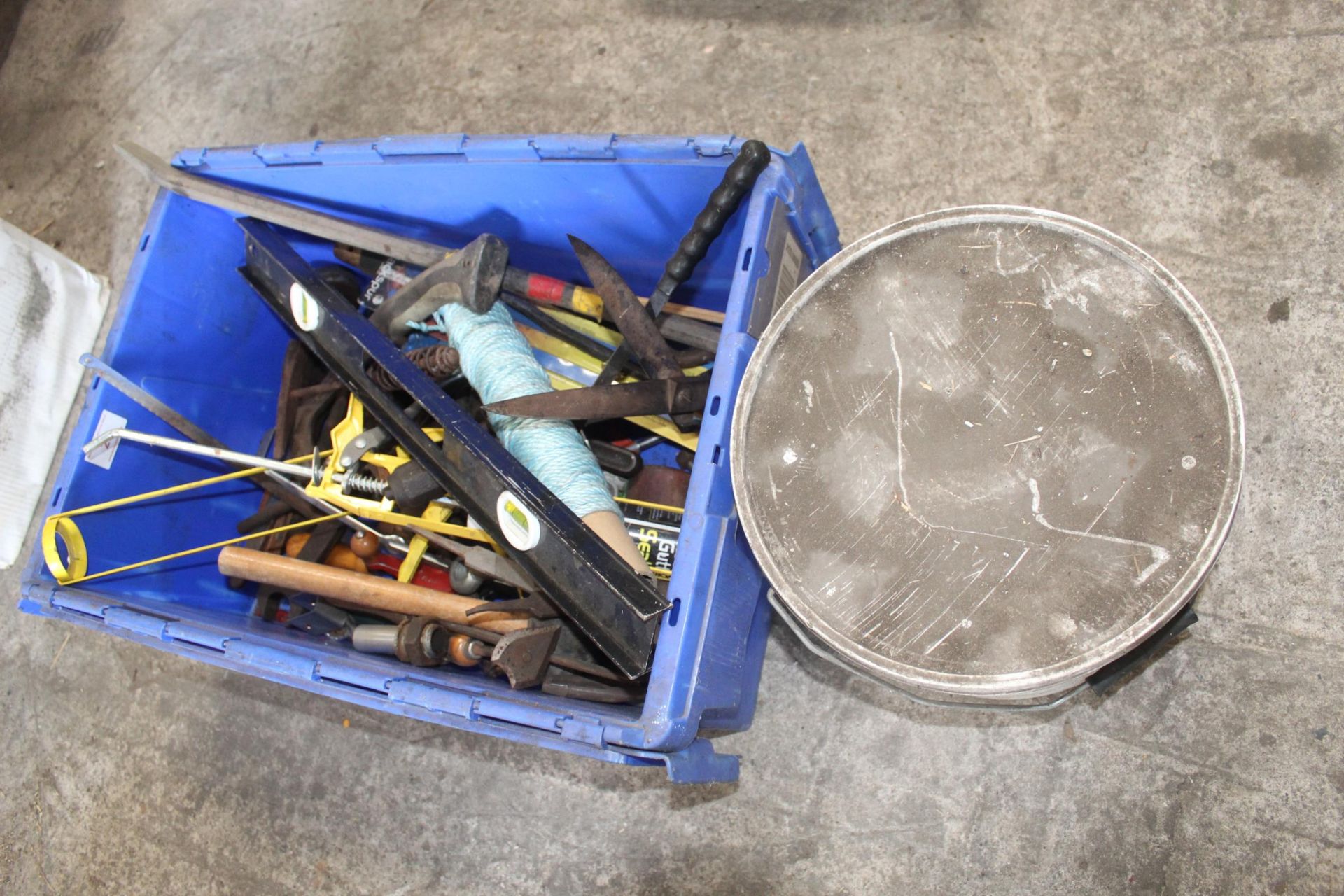 A BOX OF ASSORTED HAND TOOOLS TO INCLUDE A BRACE DRILL, FILES, SPANNERS AND PRISING BARS ETC