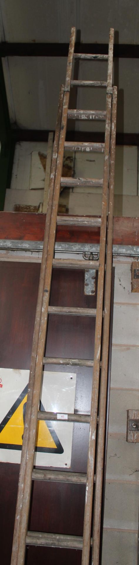 A VINTAGE 28 RUNG WOODEN TWO SECTION EXTENDING LADDER - Image 2 of 2