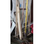AN ASSORTMENT OF GARDEN TOOLS TO INCLUDE RAKES, BRUSHES AND A RUBBER SCRAPER ETC