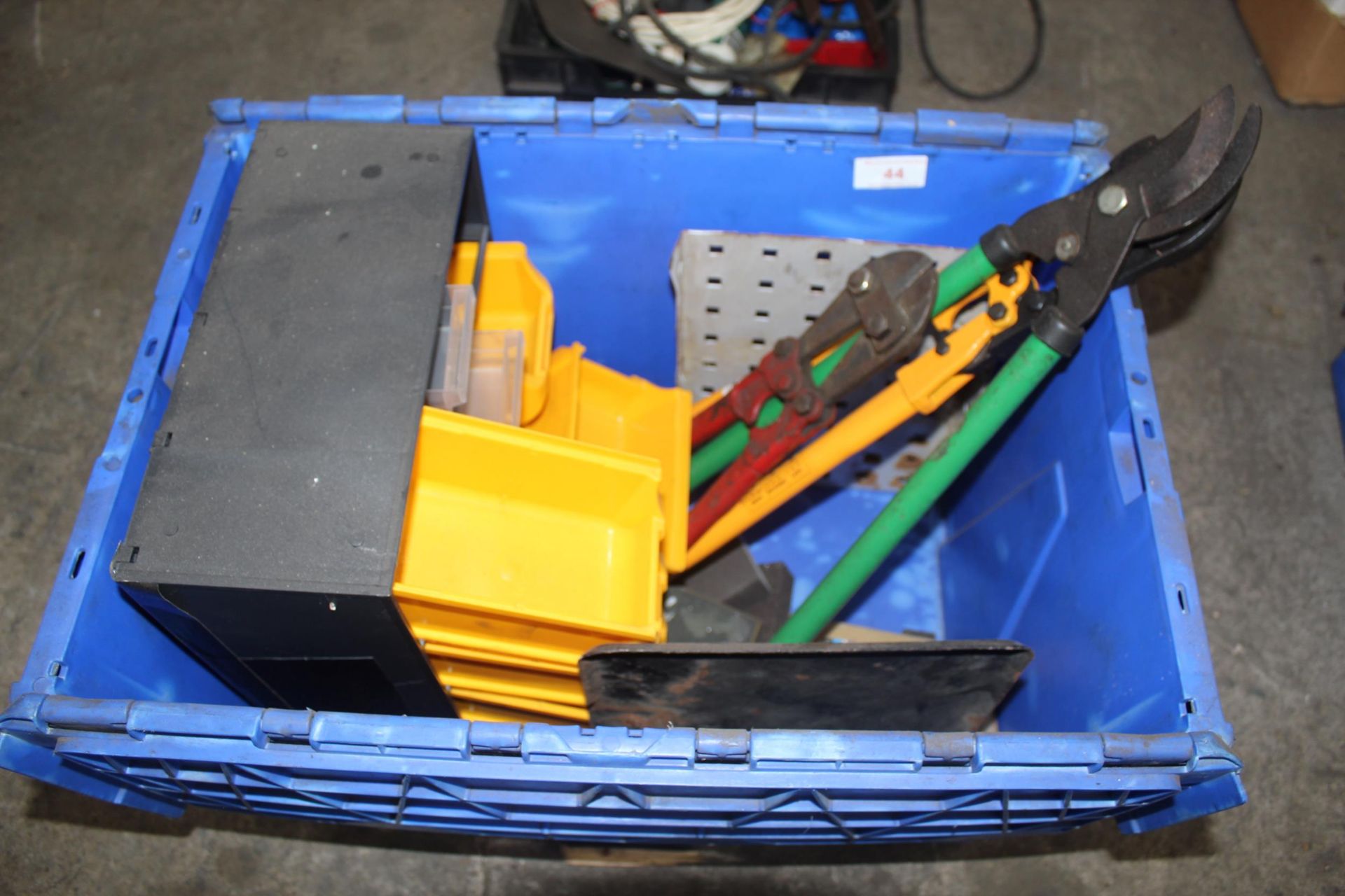 AN ASSORTMENT OF TOOLS TO INCLUDE LIN BINS, LOPPERS AND BOLT CUTTERS ETC