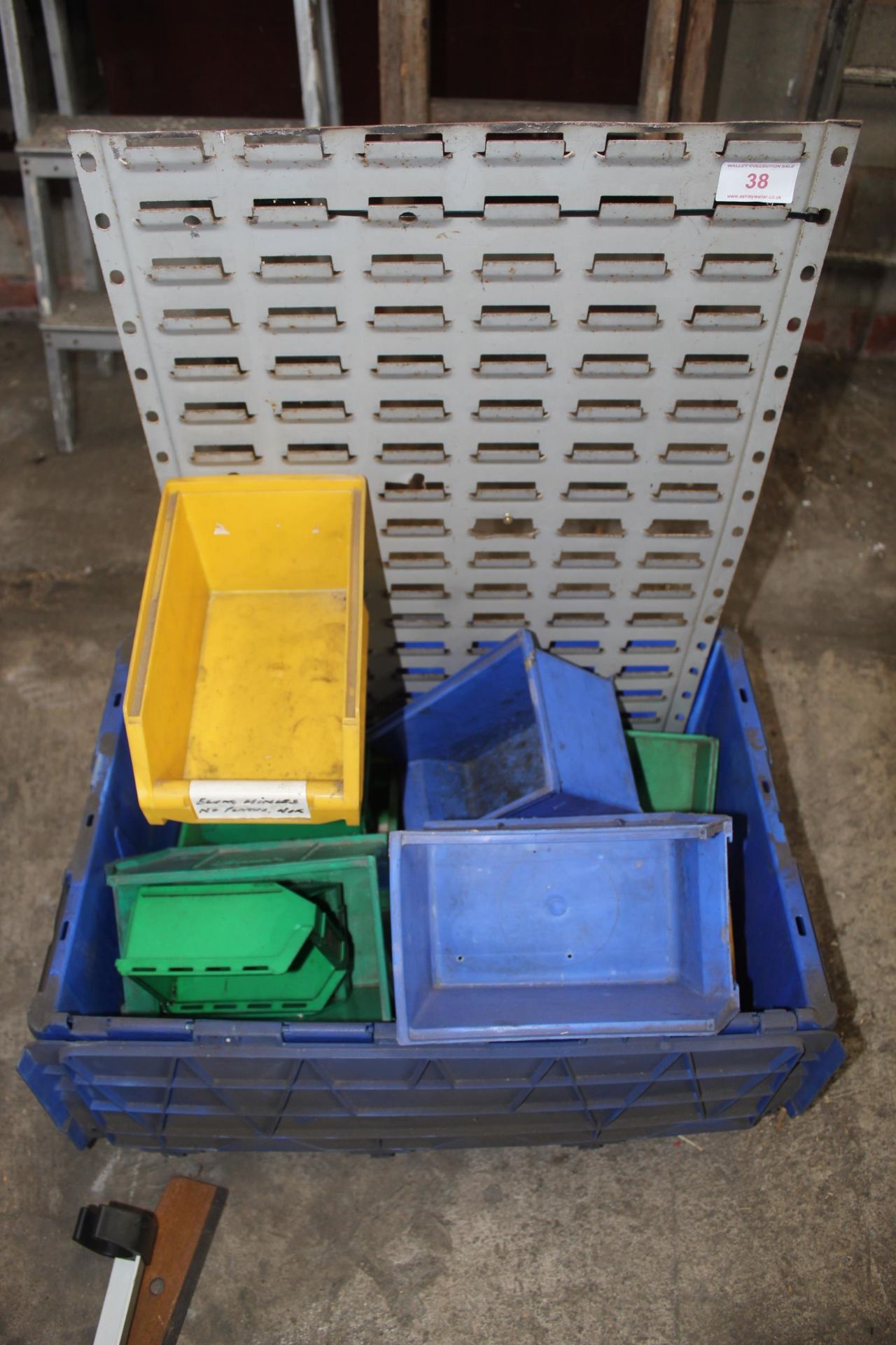 AN ASSORTMENT OF PLASTIC LIN BINS AND A WALL MOUNTING BRACKET