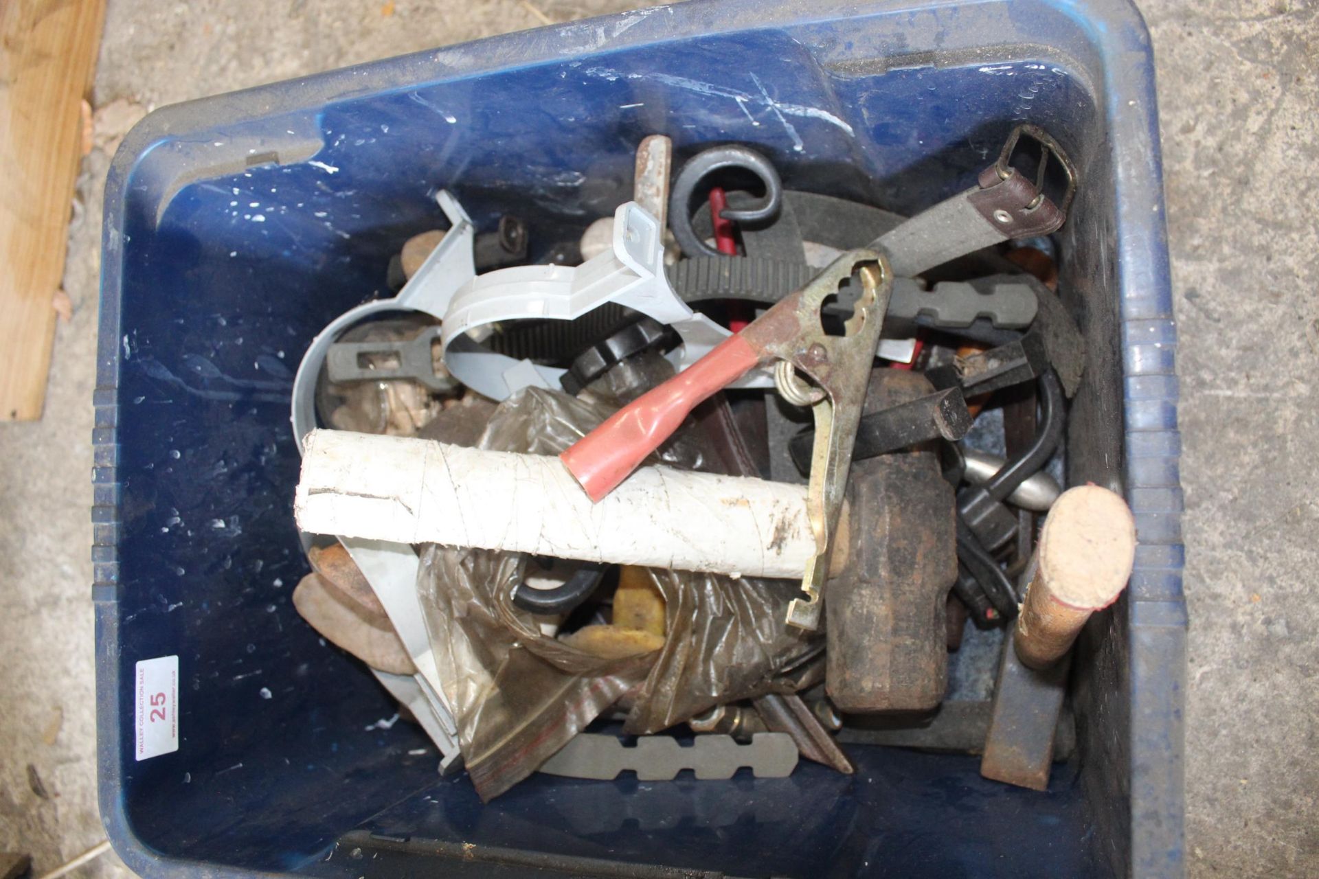 A BOX OF ASSORTED TOOLS AND HARDWARE TO INCLUDE HAMMERS, TROWELS AND GUTTER BRACKETS ETC