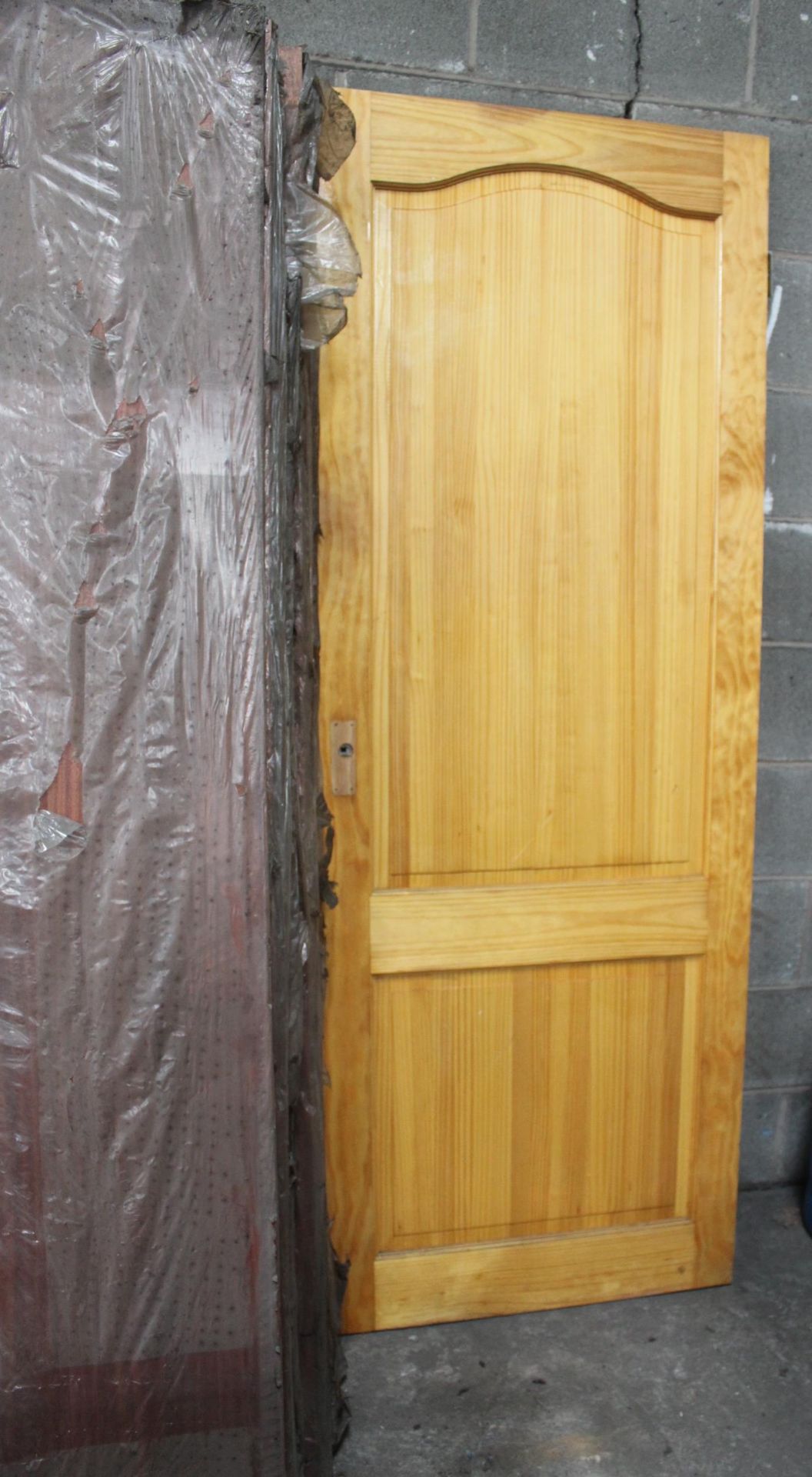 A LARGE QUANTITY OF INTERNAL WOODEN DOORS - Image 2 of 3