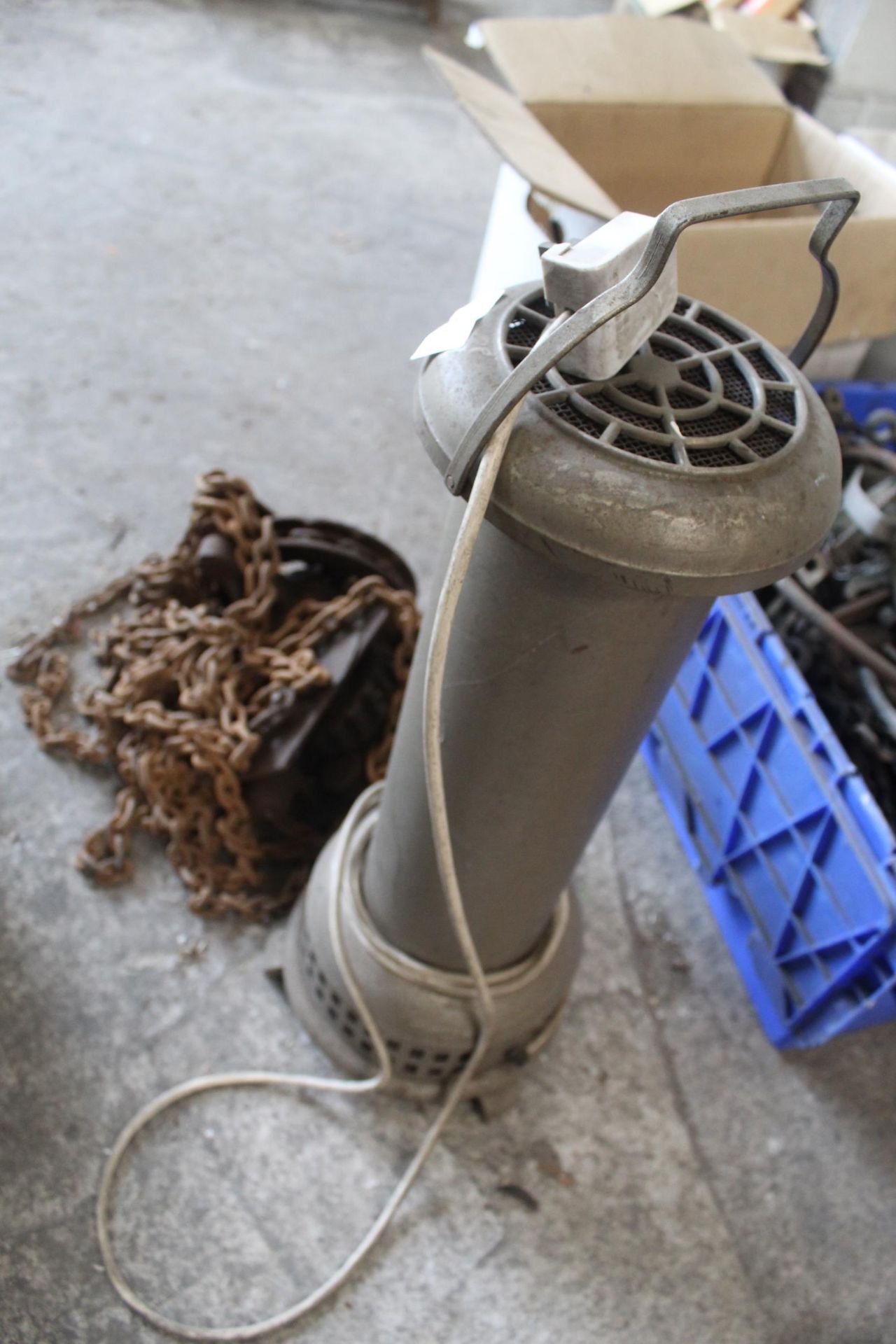 A VINTAGE MANCHESTER BLOCK AND TACKLE AND AN ELECTRIC HEATER - Image 2 of 2