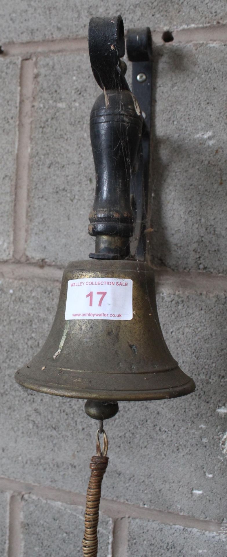 A VINTAGE BRASS BELL ON A WALL HANGING BRACKET - Image 2 of 2