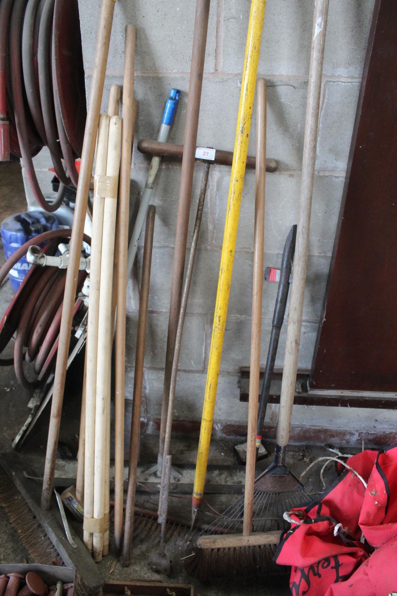 AN ASSORTMENT OF GARDEN TOOLS TO INCLUDE RAKES, BRUSHES AND A RUBBER SCRAPER ETC - Image 2 of 2