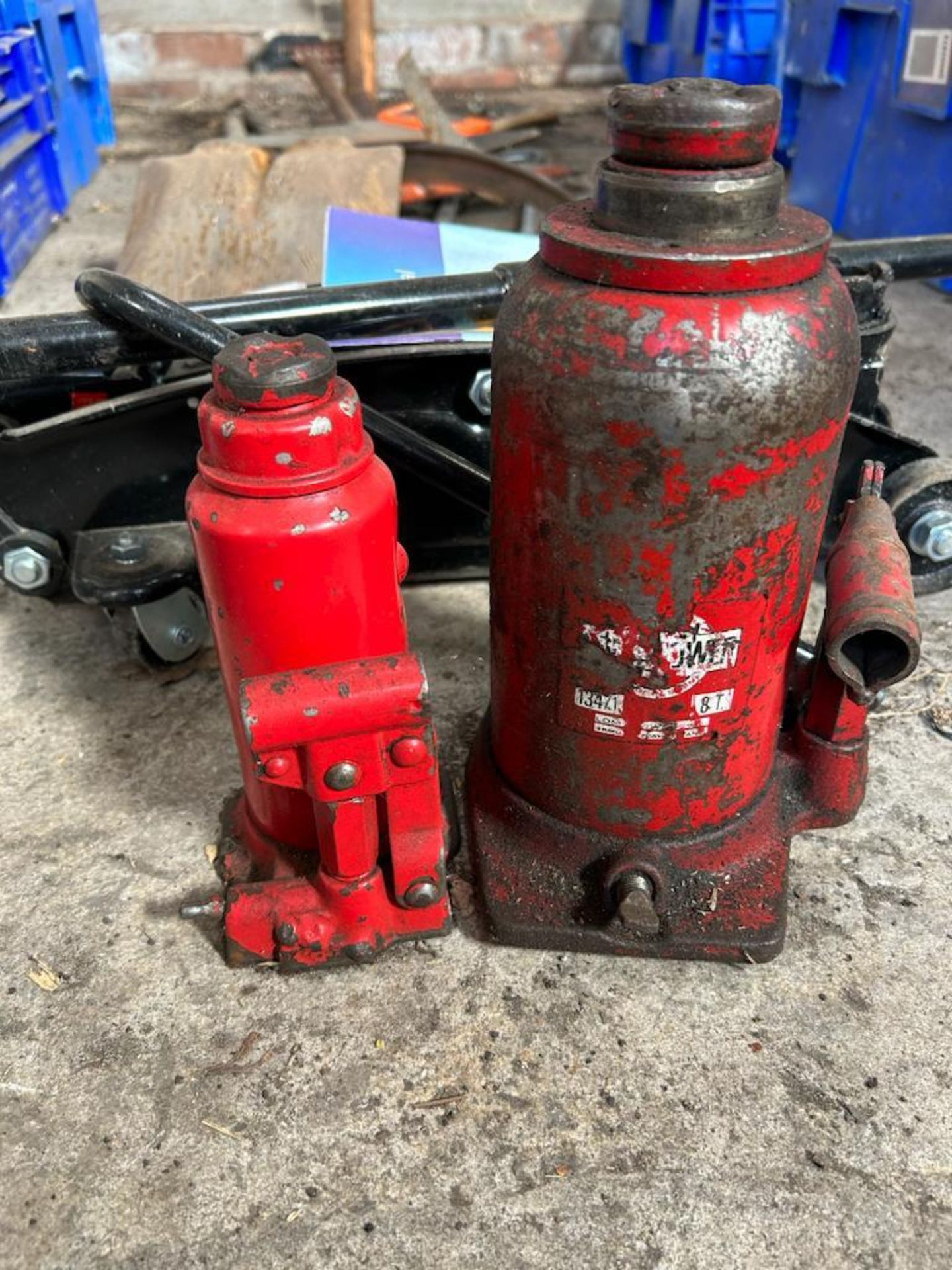 A 2 TON TROLLEY JACK AND TWO BOTTLE JACKS