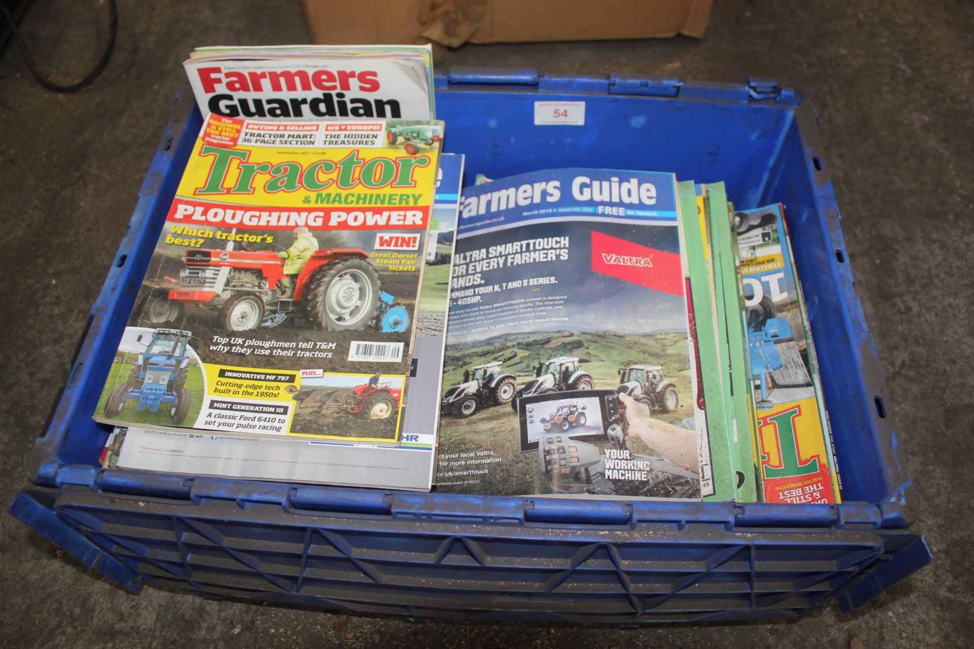 A LARGE QUANTITY OF VINTAGE TRACTOR MAGAZINES