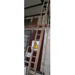 A VINTAGE 28 RUNG WOODEN TWO SECTION EXTENDING LADDER