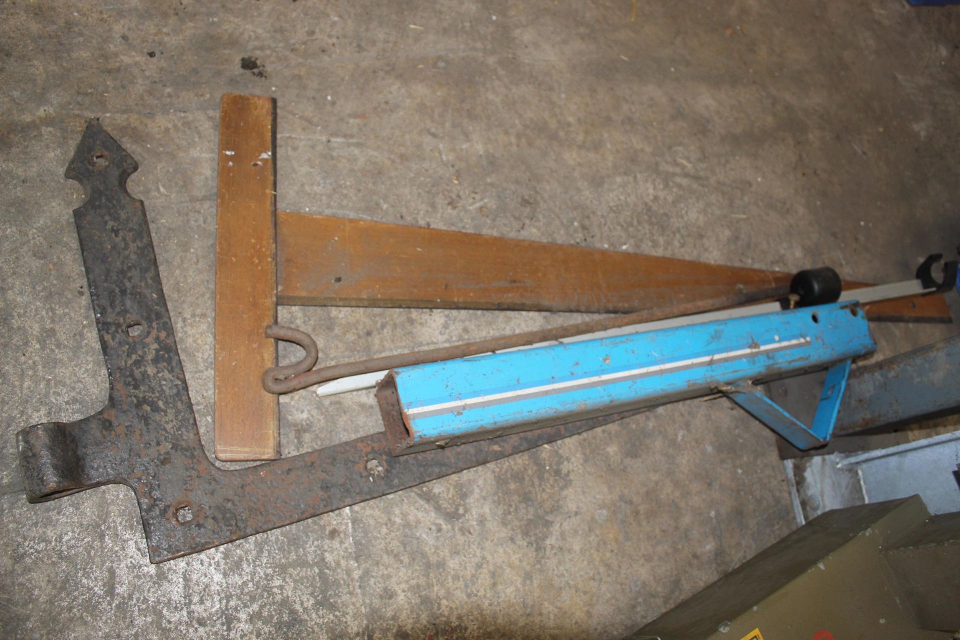 AN ASSORTMENT OF METAL BRACKETS AND A TREE POTECTION BOX ETC - Image 3 of 3