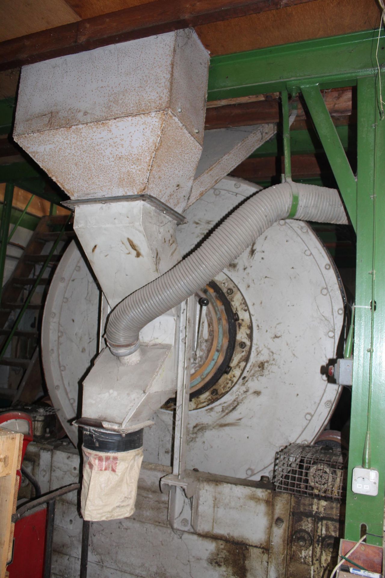 A ROBERT BOBY 'BURY ST EDMONDS' GRAIN MIXER CLEANER WITH DCE UNIMASTER DRIER DRUM 91"LONG 70" - Image 4 of 12