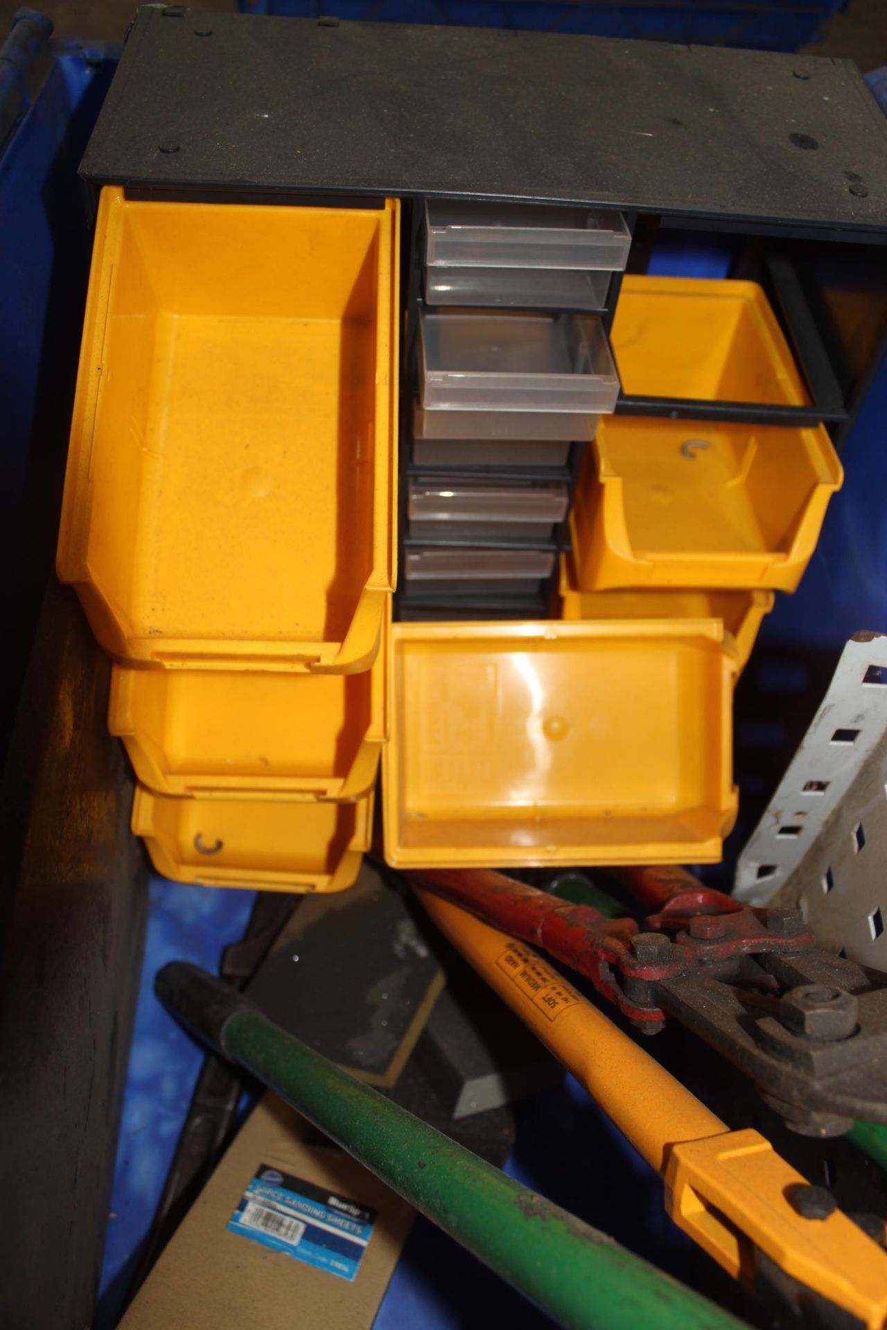AN ASSORTMENT OF TOOLS TO INCLUDE LIN BINS, LOPPERS AND BOLT CUTTERS ETC - Image 2 of 3