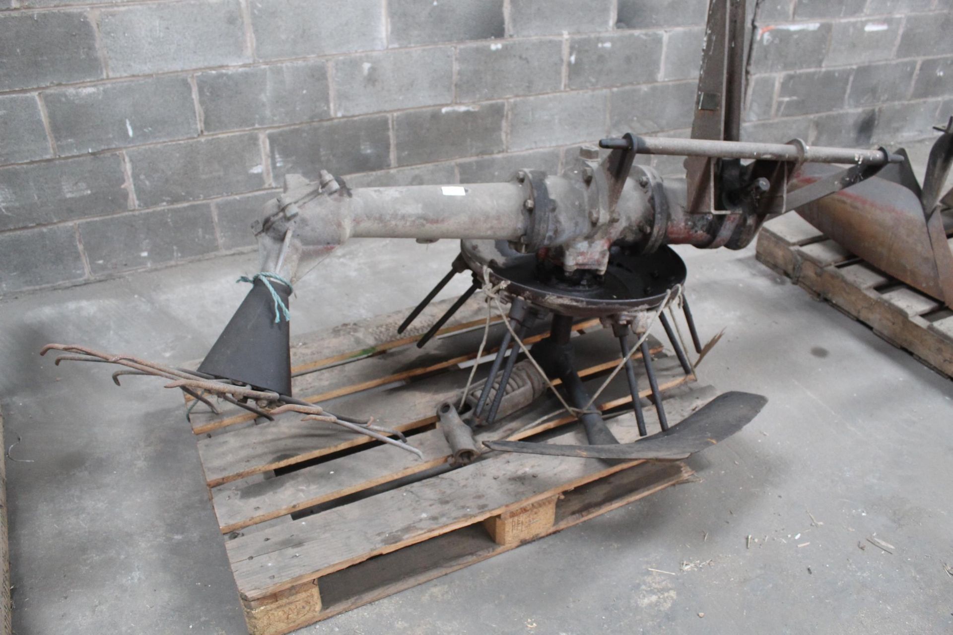 A FERGUSON SINGLE ROTOR POTATO SPINNER WITH PTO SHAFT - Image 2 of 4