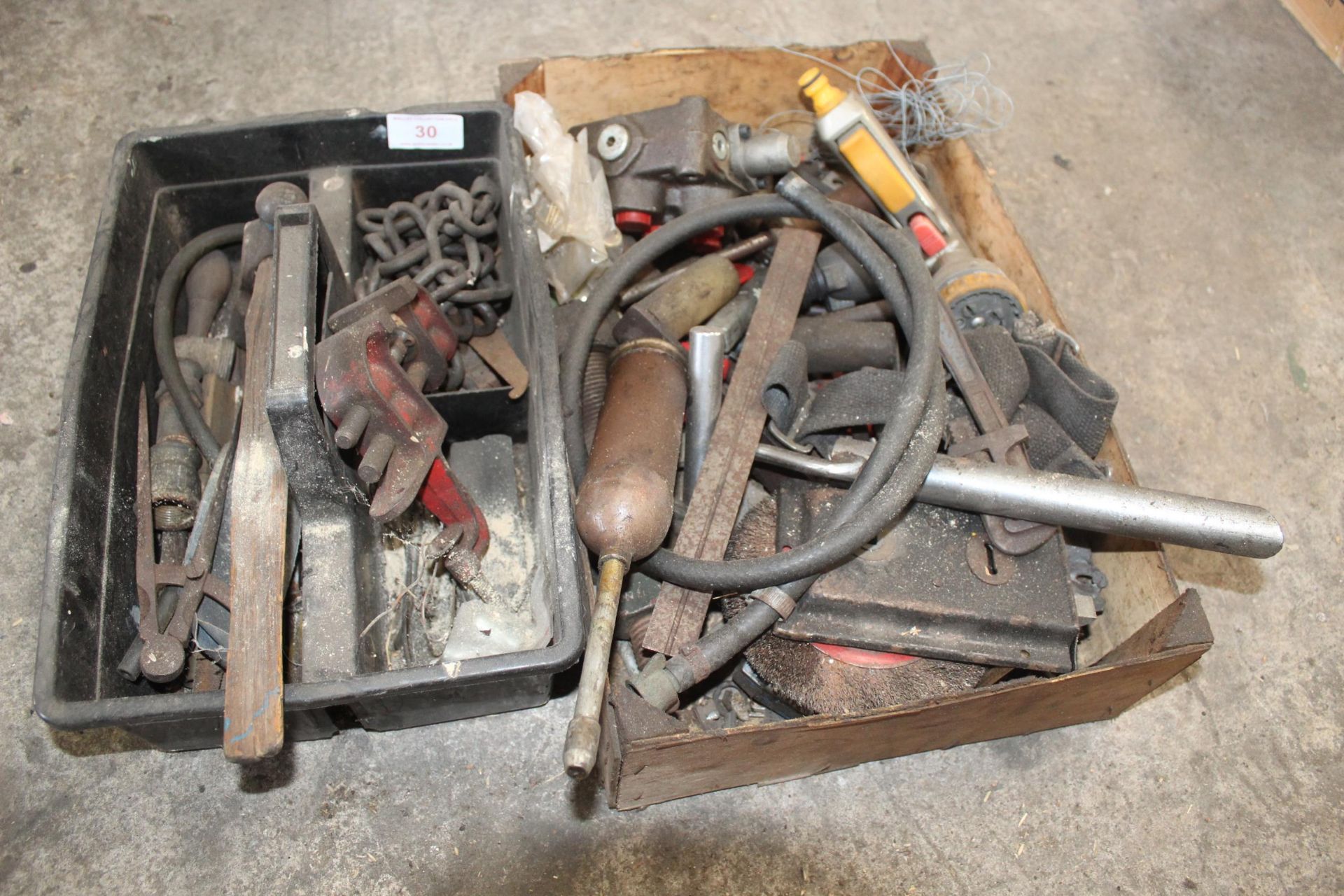 AN ASSORTMENT OF ITEMS TO INCLUDE GREASE GUN, HAMMER, AND A VICE ETC