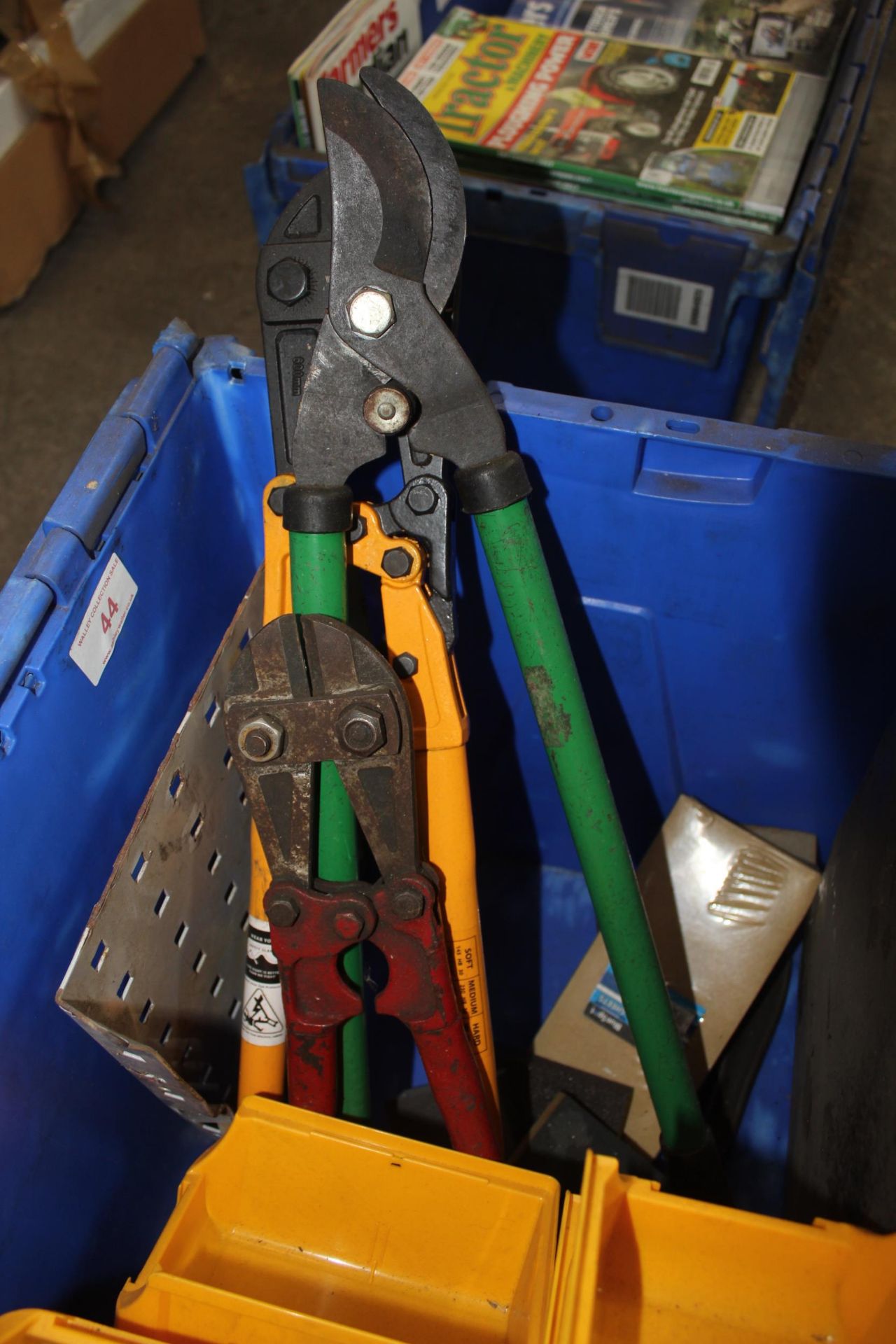 AN ASSORTMENT OF TOOLS TO INCLUDE LIN BINS, LOPPERS AND BOLT CUTTERS ETC - Image 3 of 3