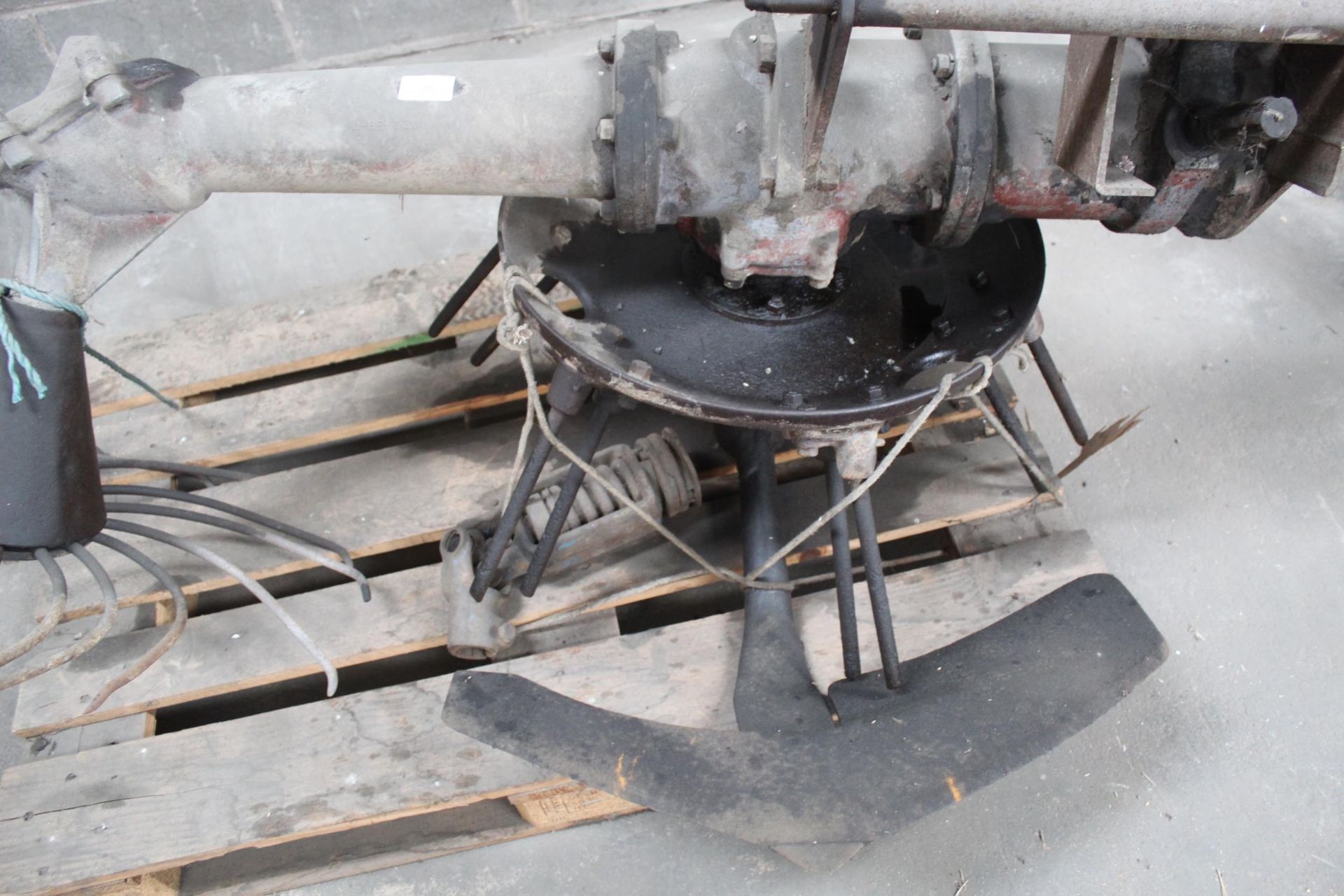 A FERGUSON SINGLE ROTOR POTATO SPINNER WITH PTO SHAFT - Image 3 of 4