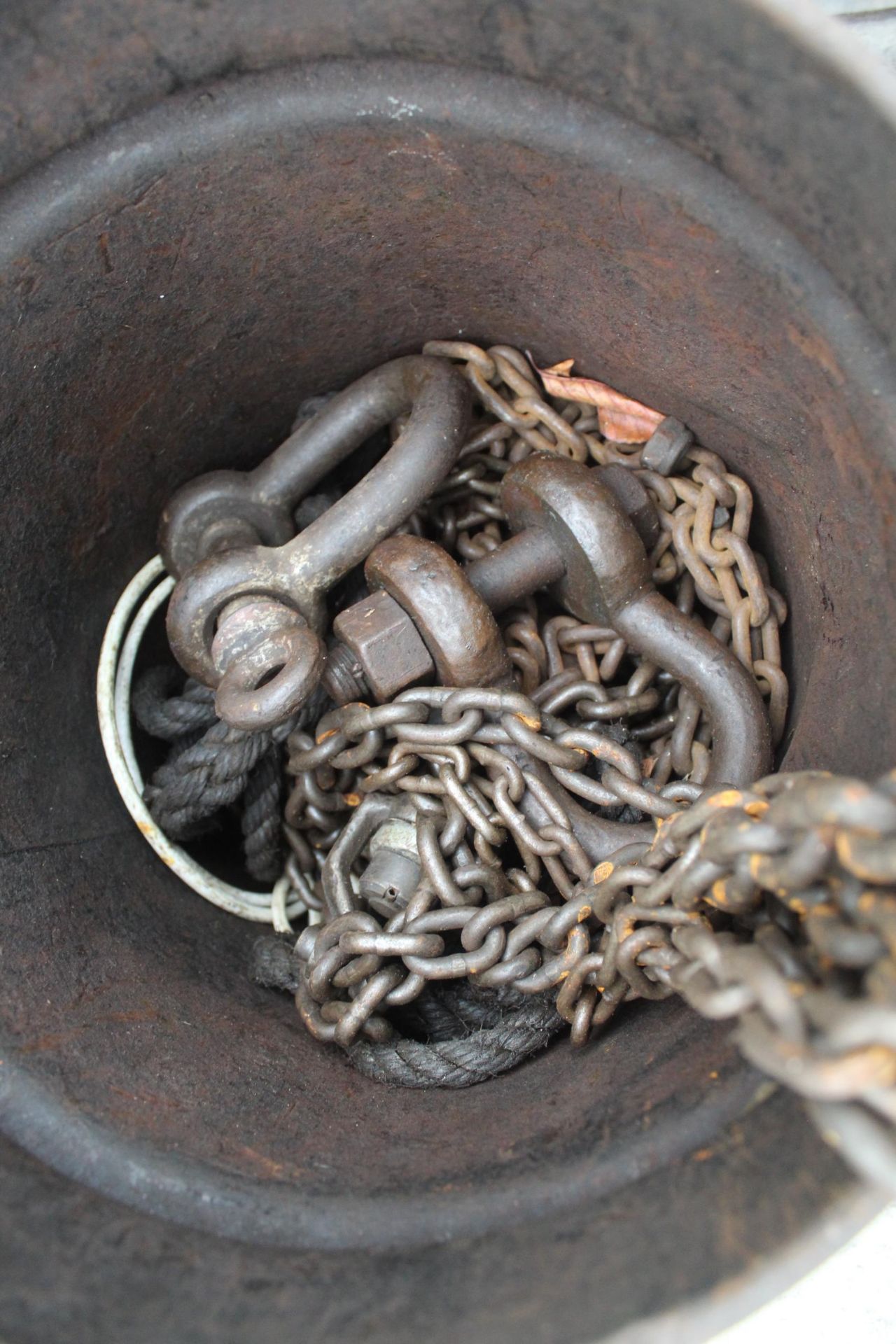 LIFTING BLOCK, CHAINS AND SHREDDER NO VAT - Image 3 of 3