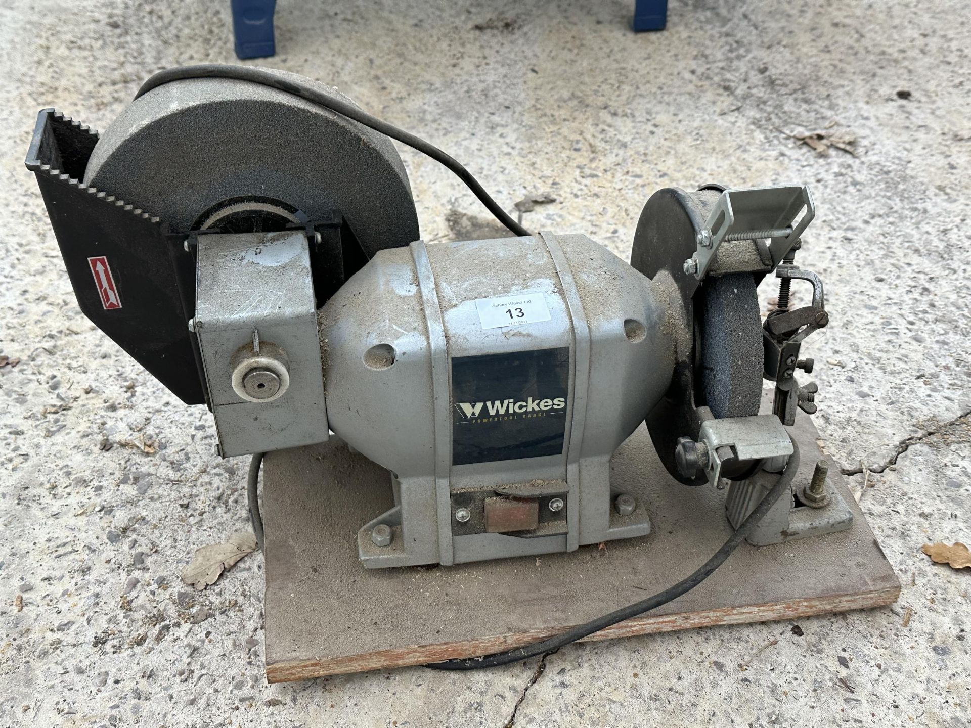 A WICKES BENCH GRINDER NO VAT