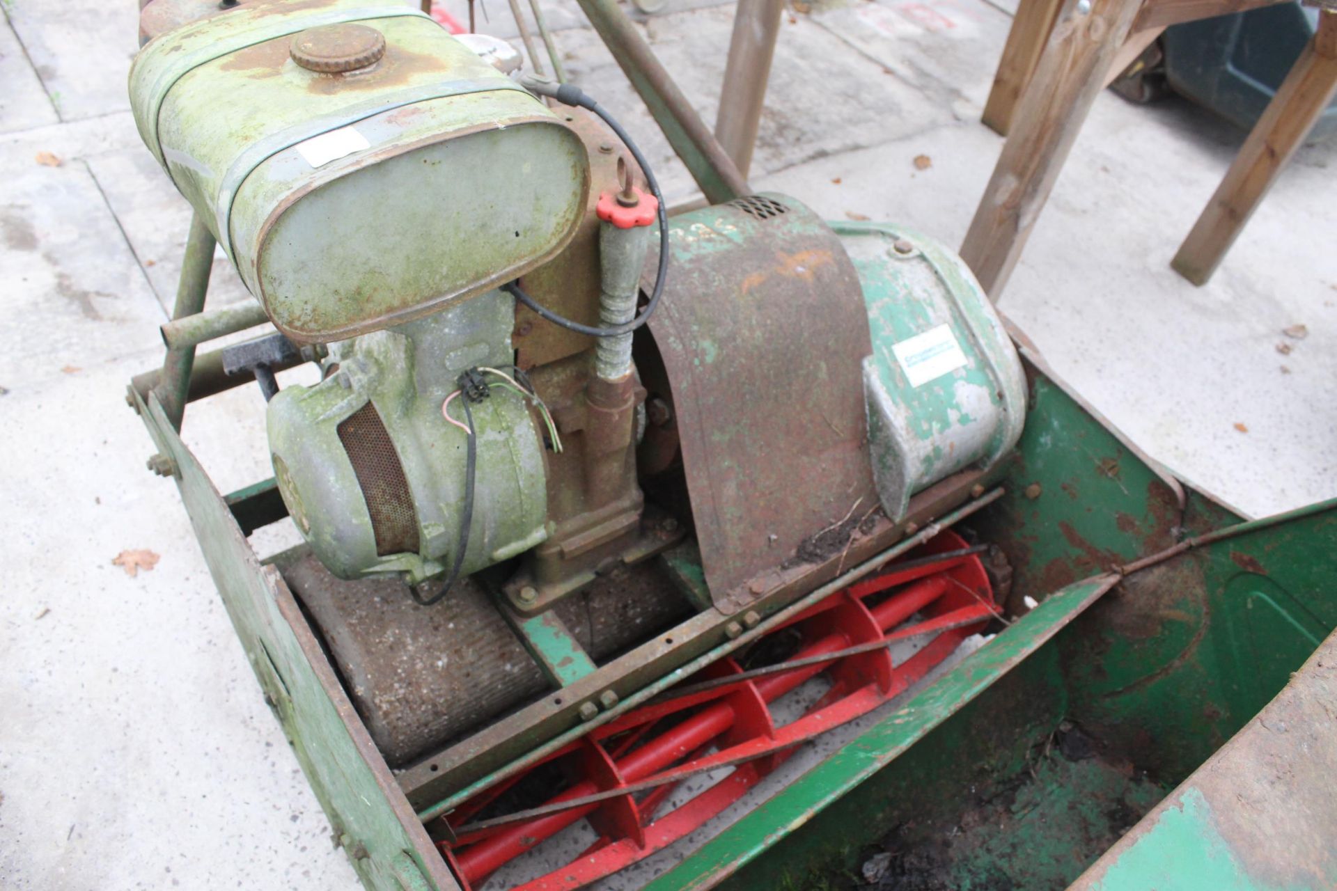 A RANSOMES MASTIFF CYLINDER RIDE ON LAWNMOWER, 30" CUT WITH SEAT, ROLLER AND GRASS BOX (WORKING) - Image 4 of 5