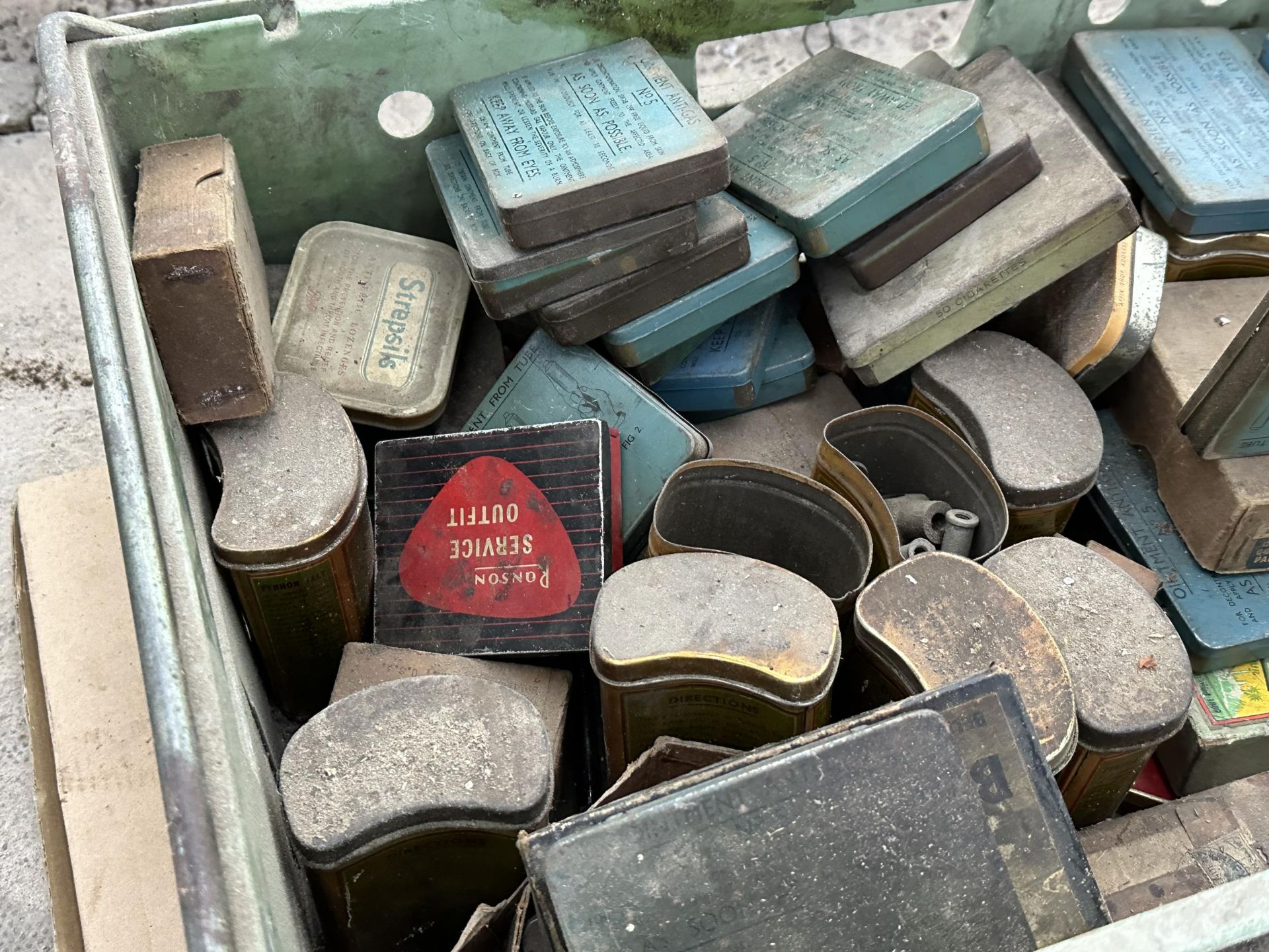 A LARGE ASSORTMENT OF VINTAGE TINS TO INCLUDE VARIOUS HARDWARE NO VAT - Image 2 of 5