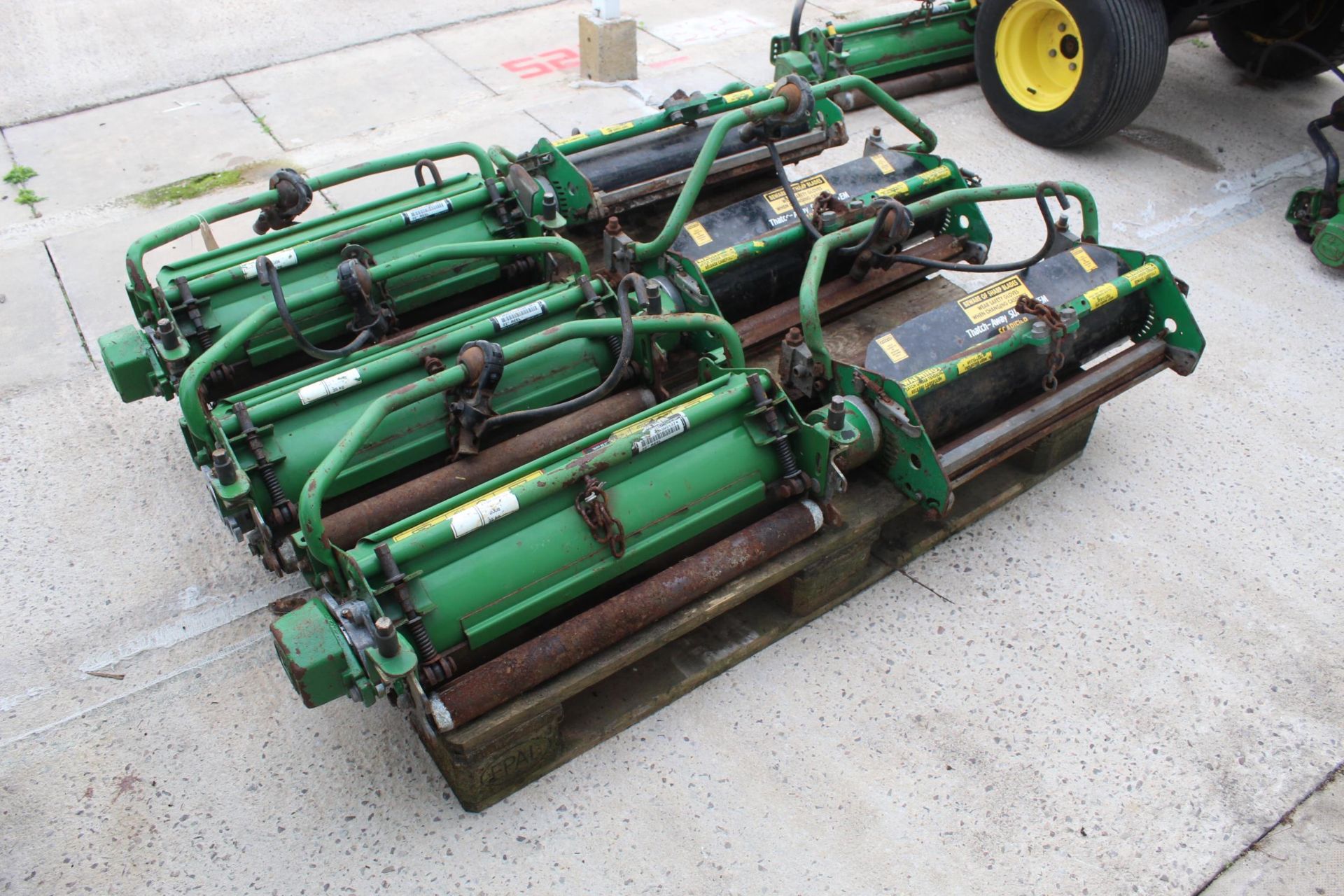 A JOHN DEERE 2500 RIDE ON MOWER COMES WITH SPARE SET OF CUTTING REELS AND A SET OF DE-THATCHER ROLLS - Image 5 of 8